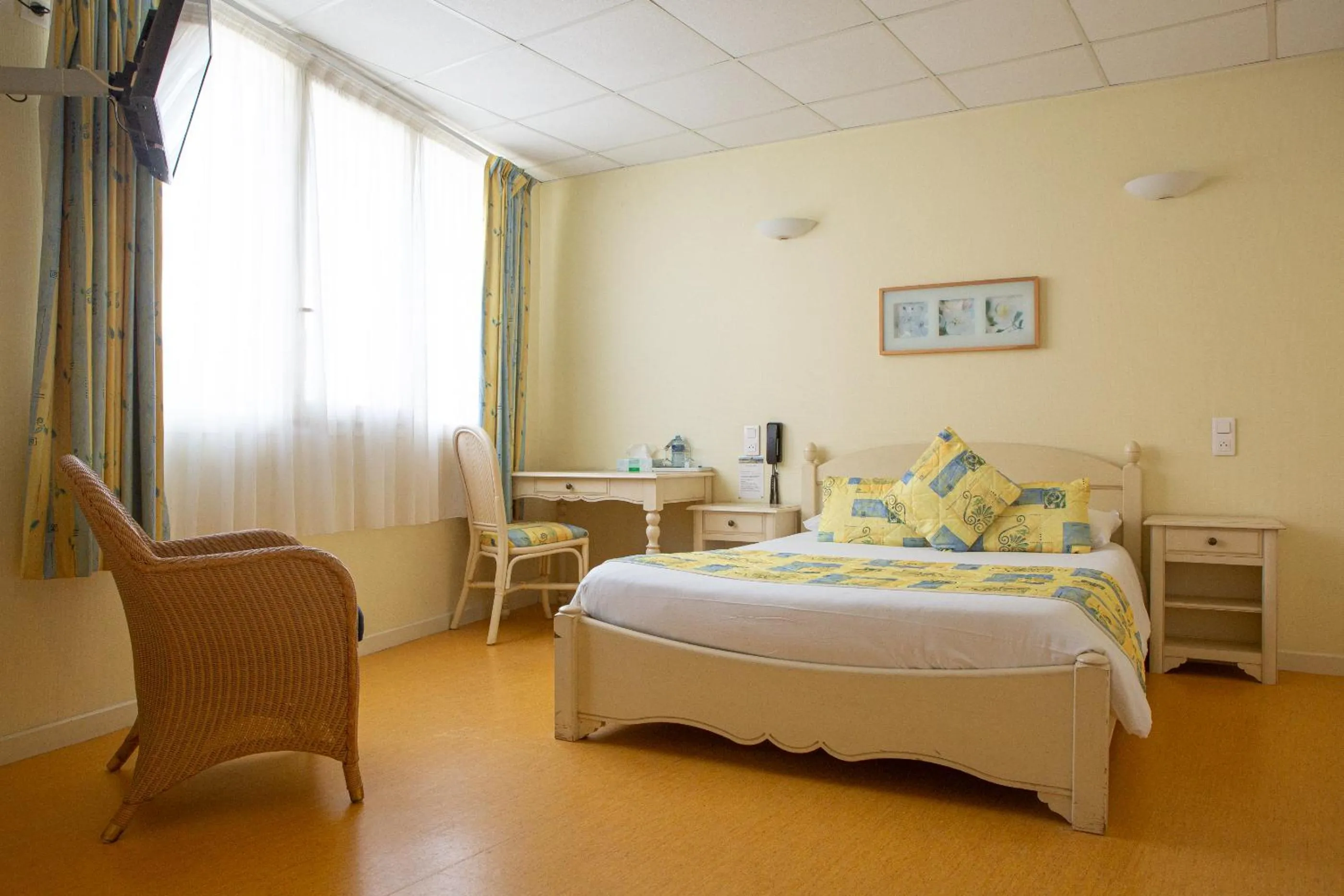 Bed in Logis Hotels - Le relais des deux vallées - Hôtel et restaurant