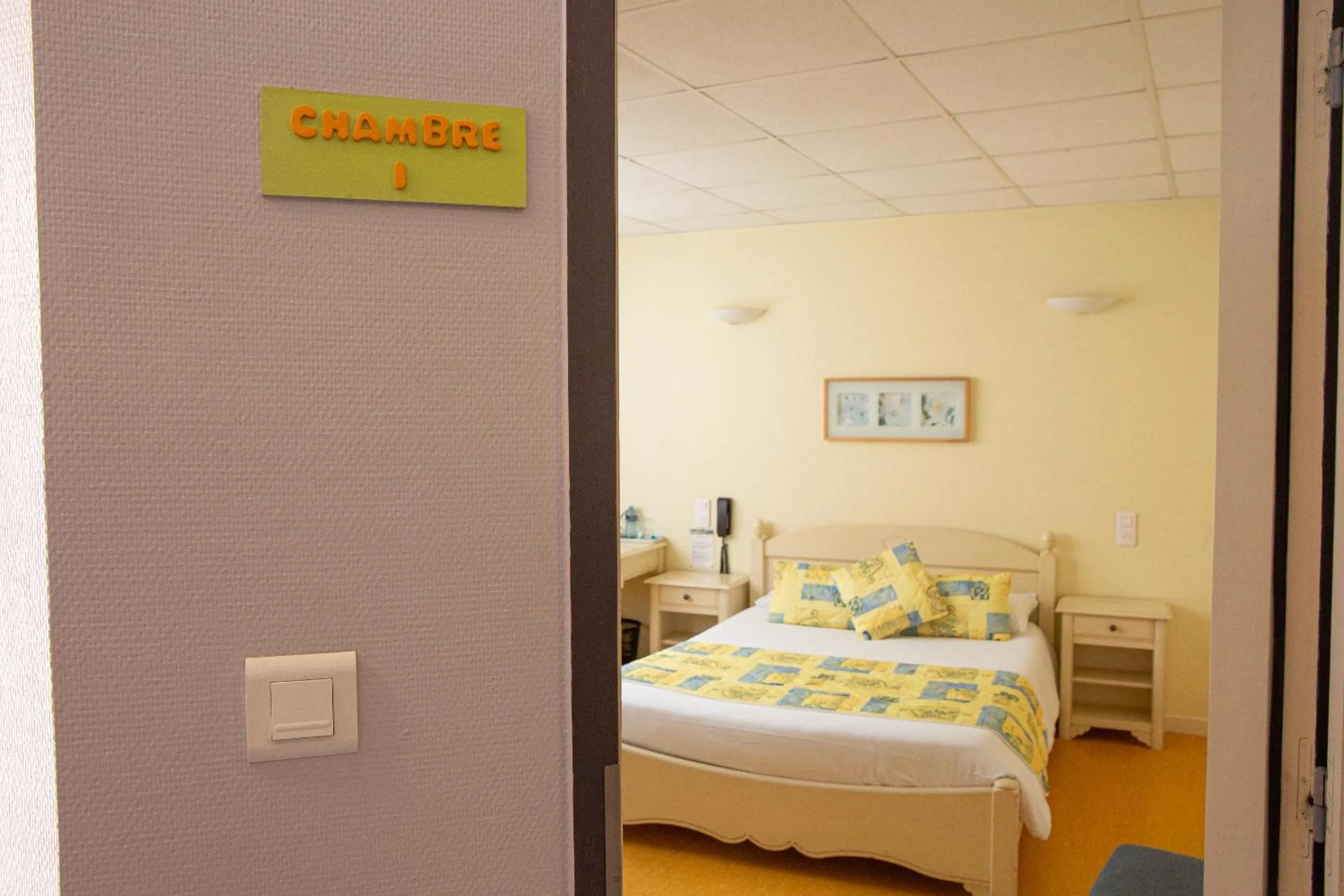 Bed in Logis Hotels - Le relais des deux vallées - Hôtel et restaurant