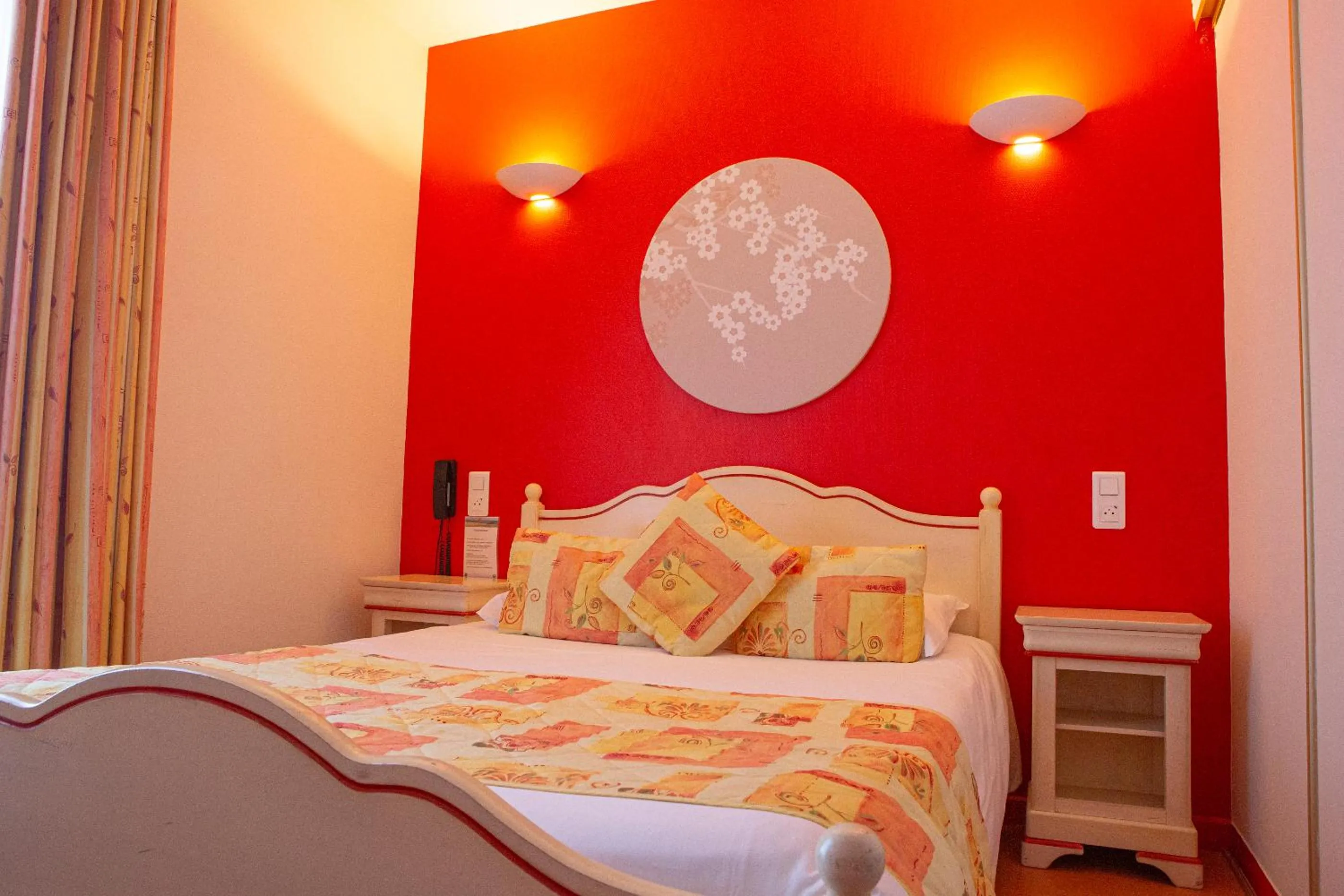 Bed in Logis Hotels - Le relais des deux vallées - Hôtel et restaurant