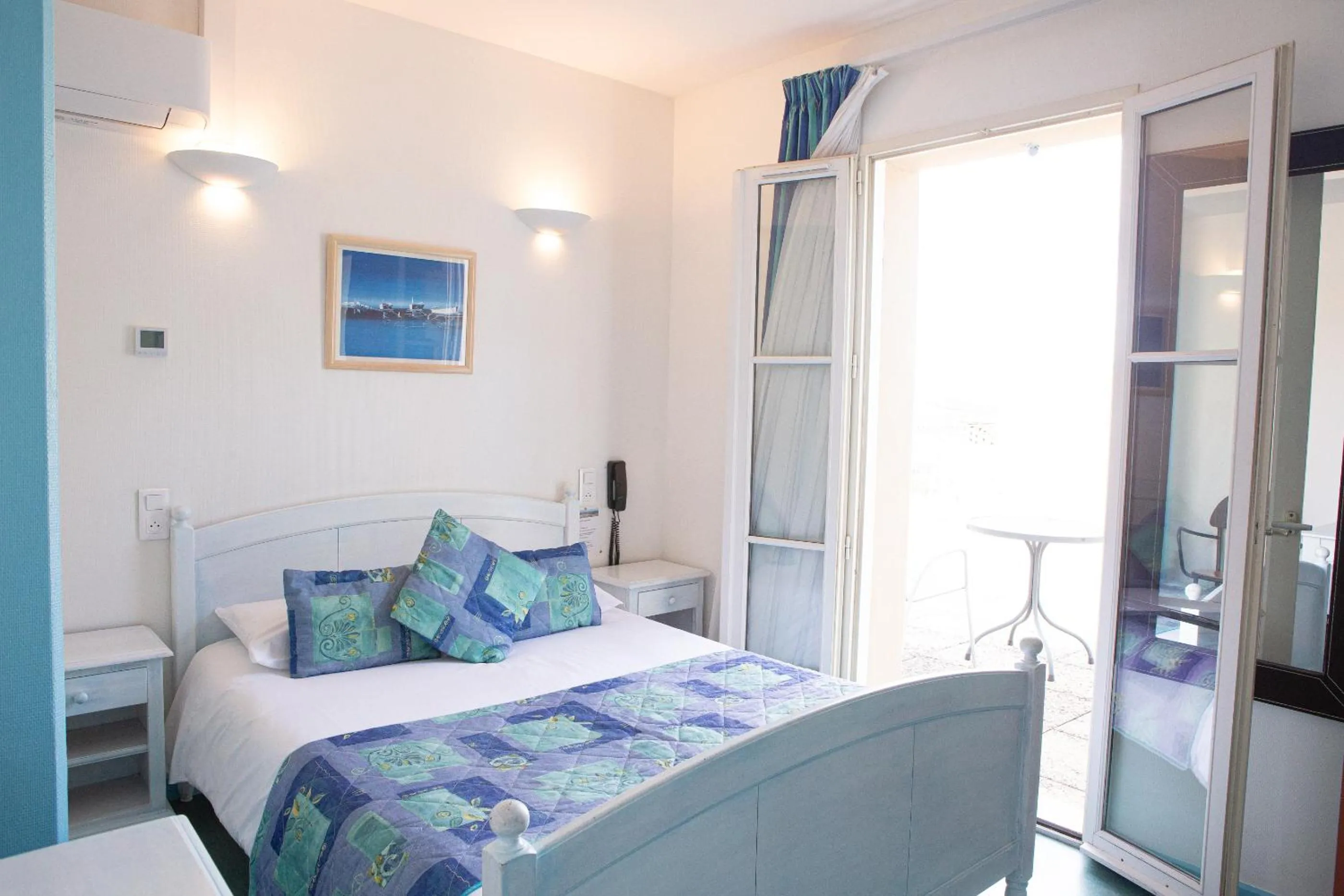 Bed in Logis Hotels - Le relais des deux vallées - Hôtel et restaurant