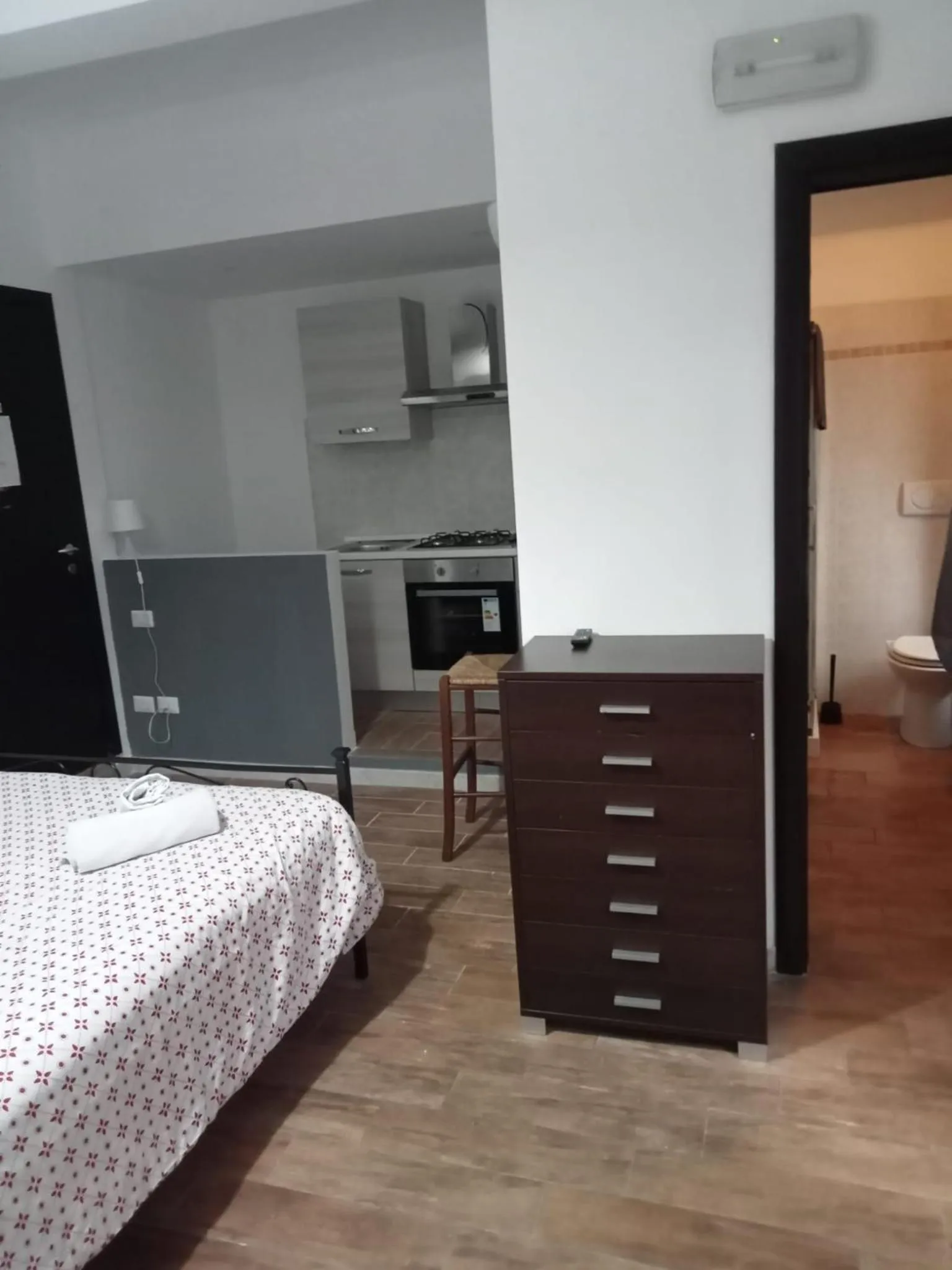 Kitchen or kitchenette, Bed in Marco E Laura Affittacamere al Vaticano