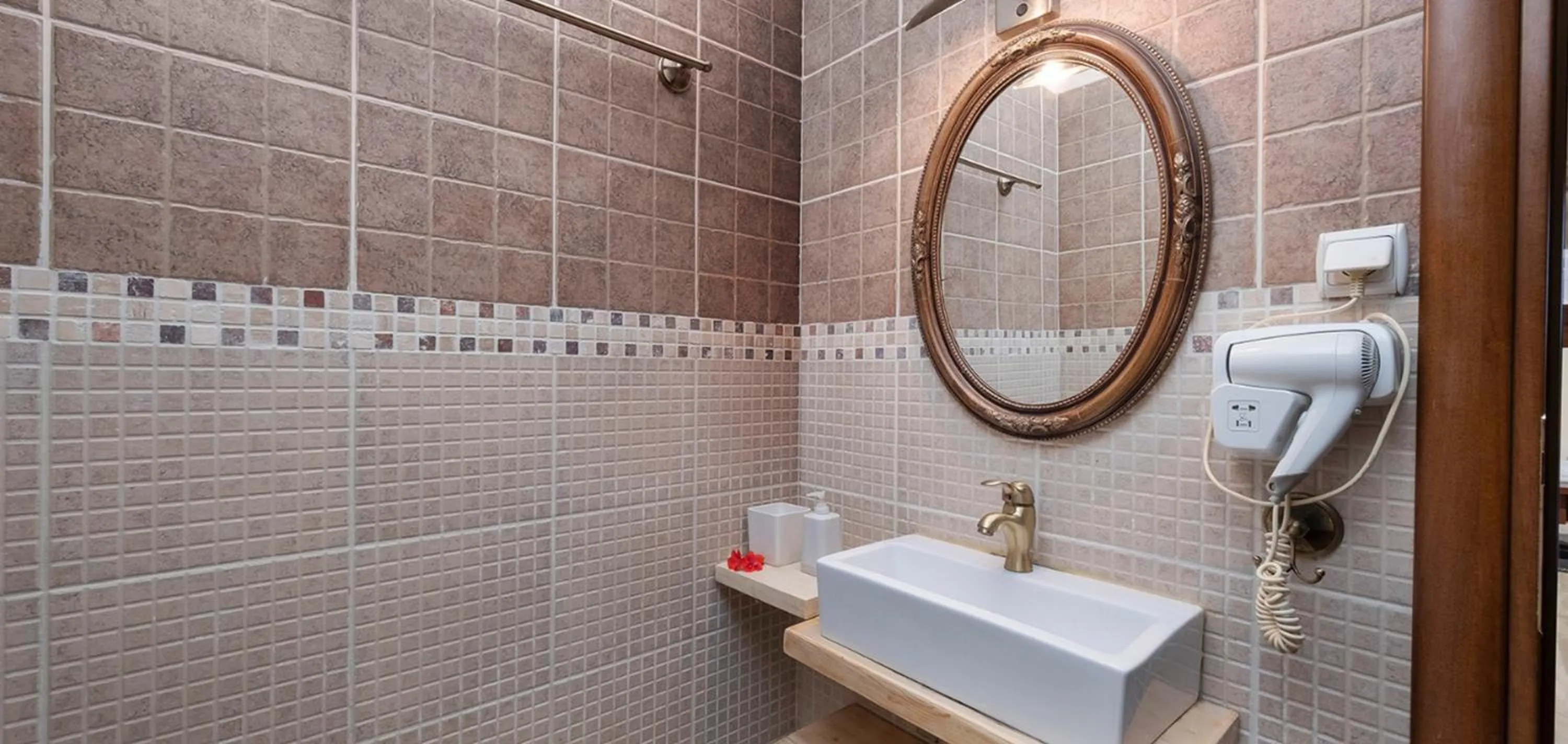 Bathroom in Hotel Petradi