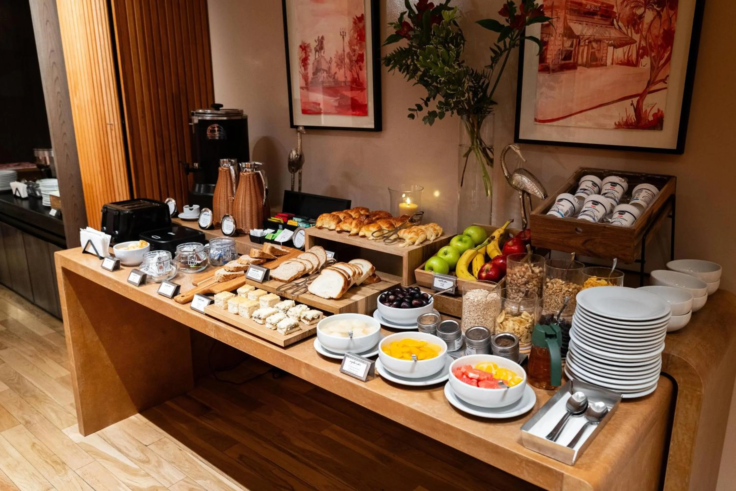 Restaurant/places to eat in Esplendor Plaza Francia