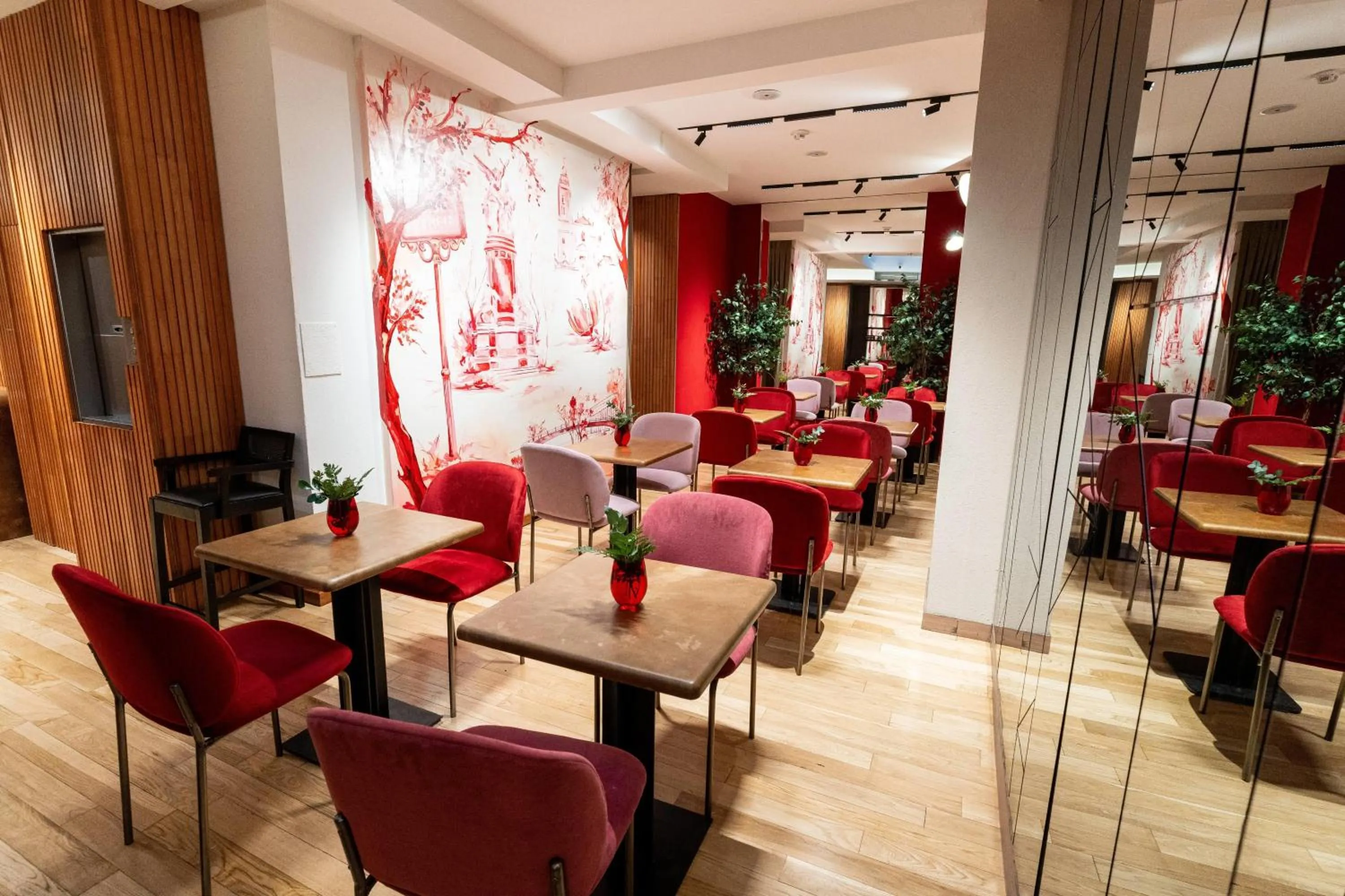 Restaurant/places to eat in Esplendor Plaza Francia