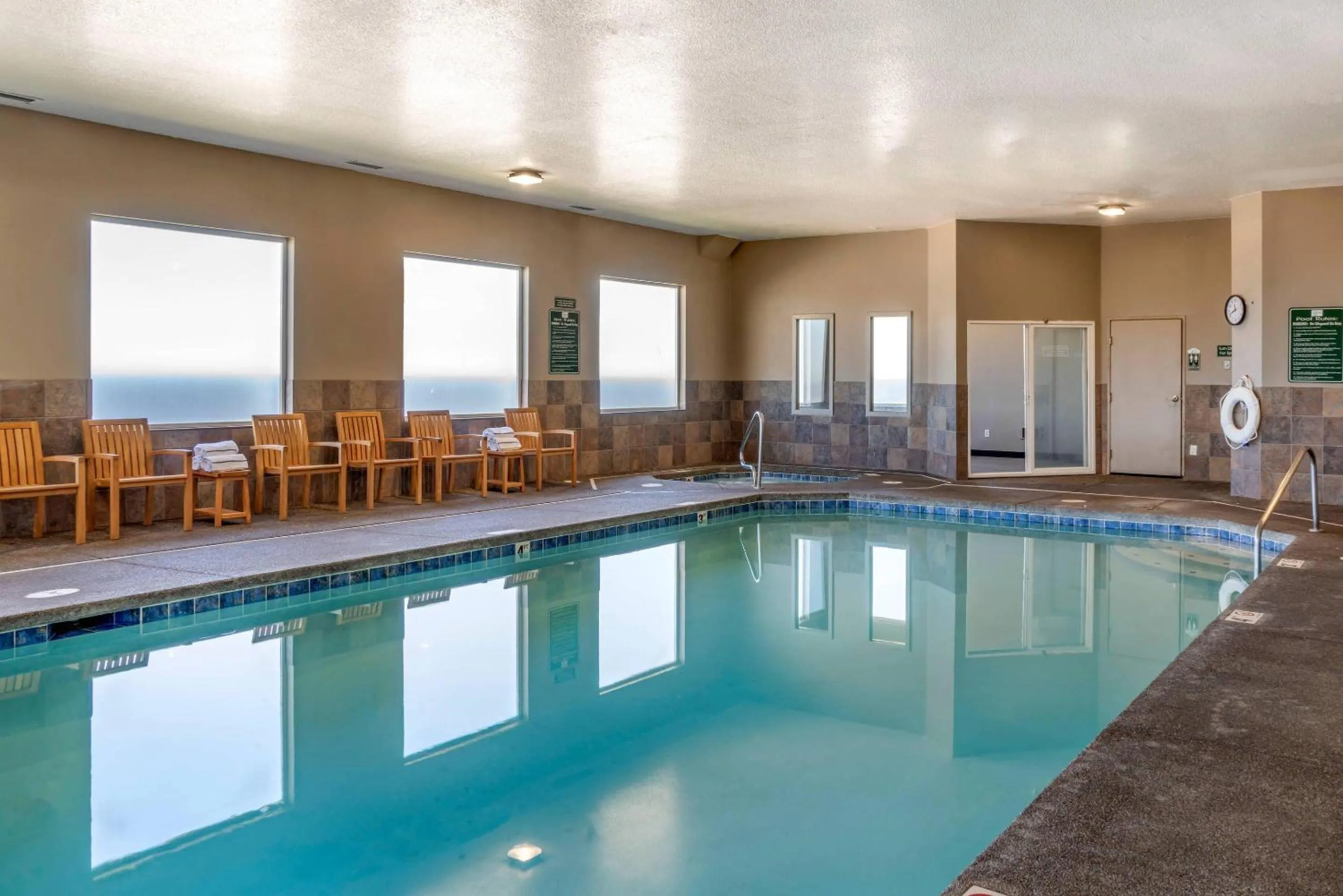 Swimming pool in Elizabeth Oceanfront Suites, an Ascend Collection Hotel