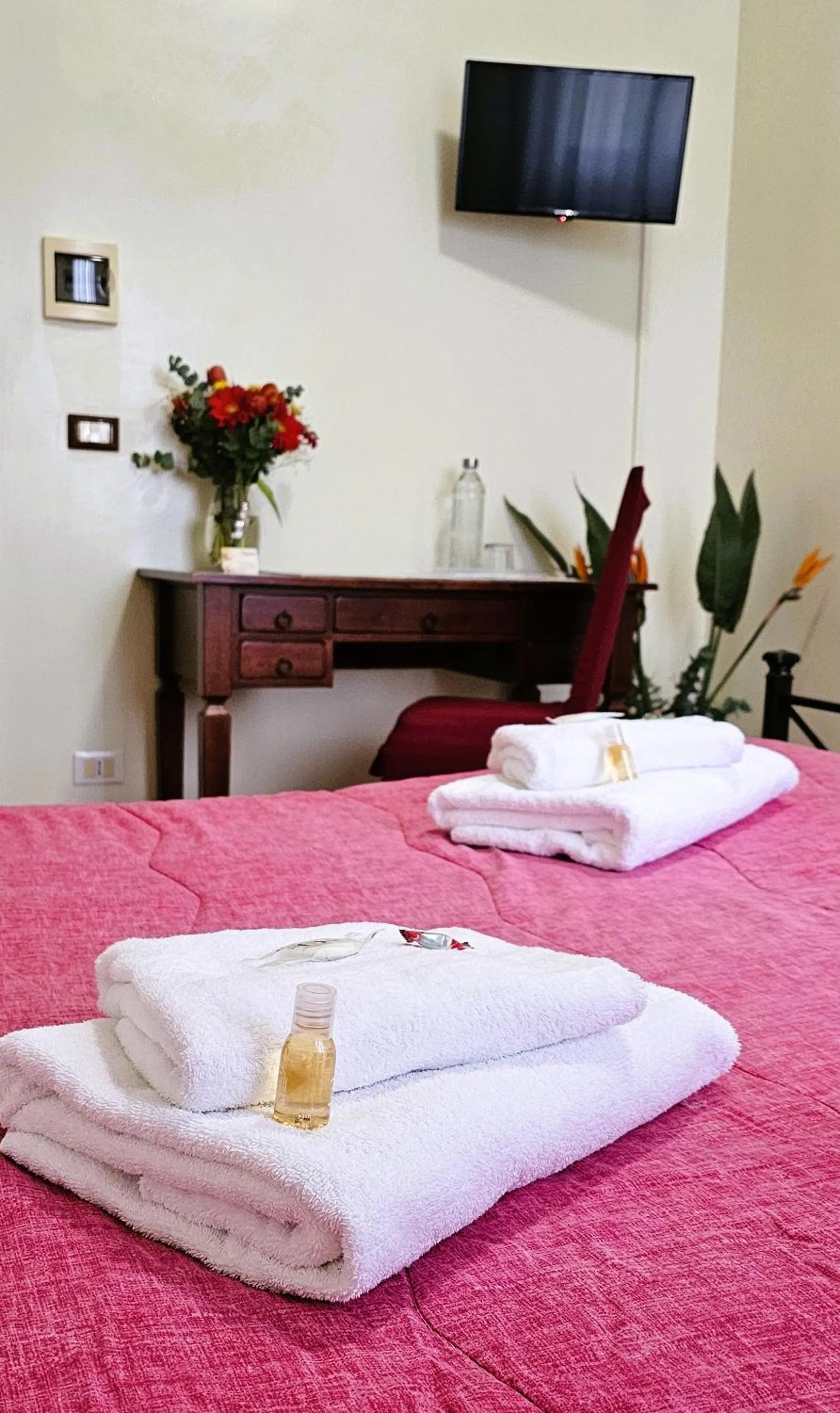 towels, Bed in Titina B&B