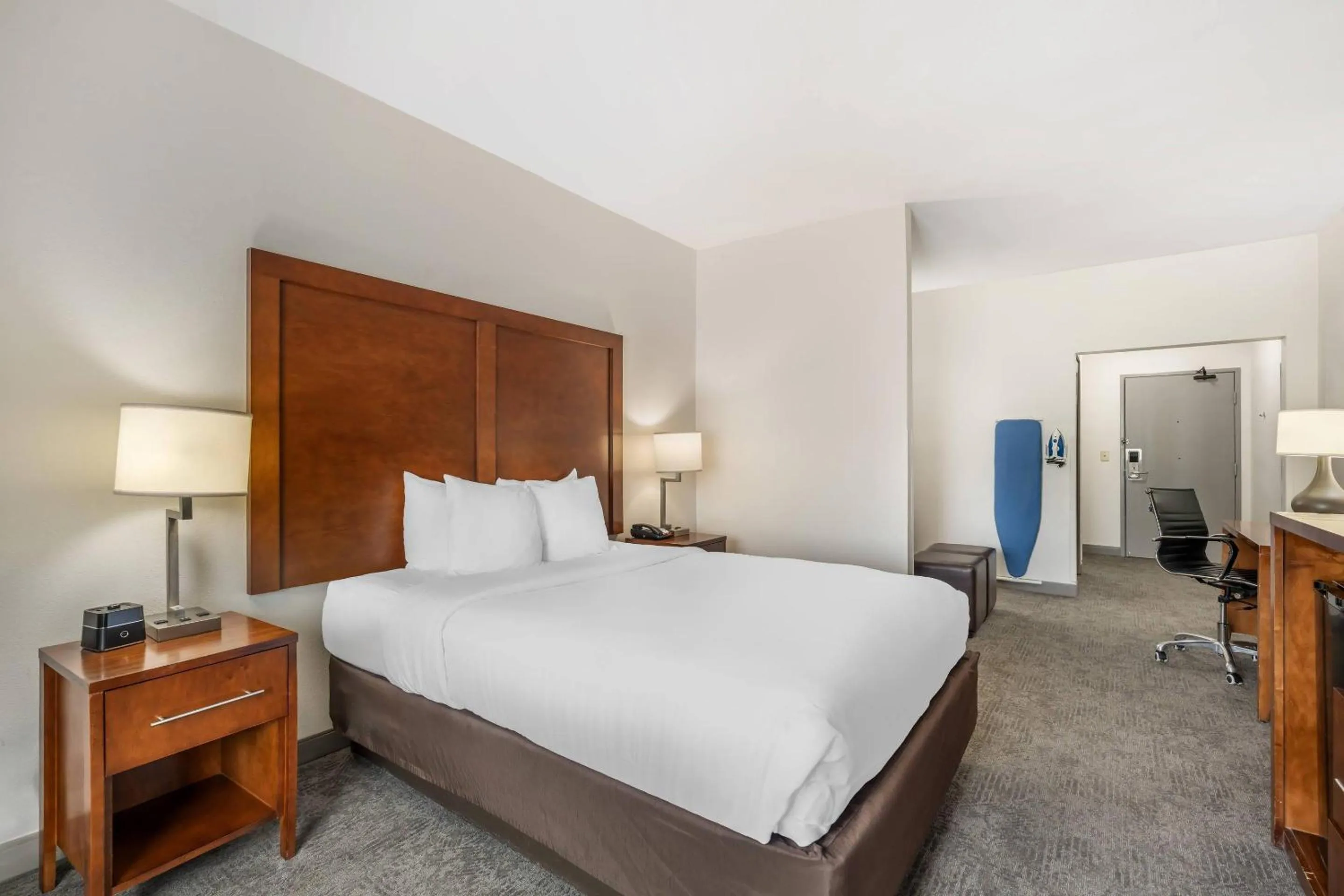 Bedroom, Bed in Comfort Suites Omaha Northwest