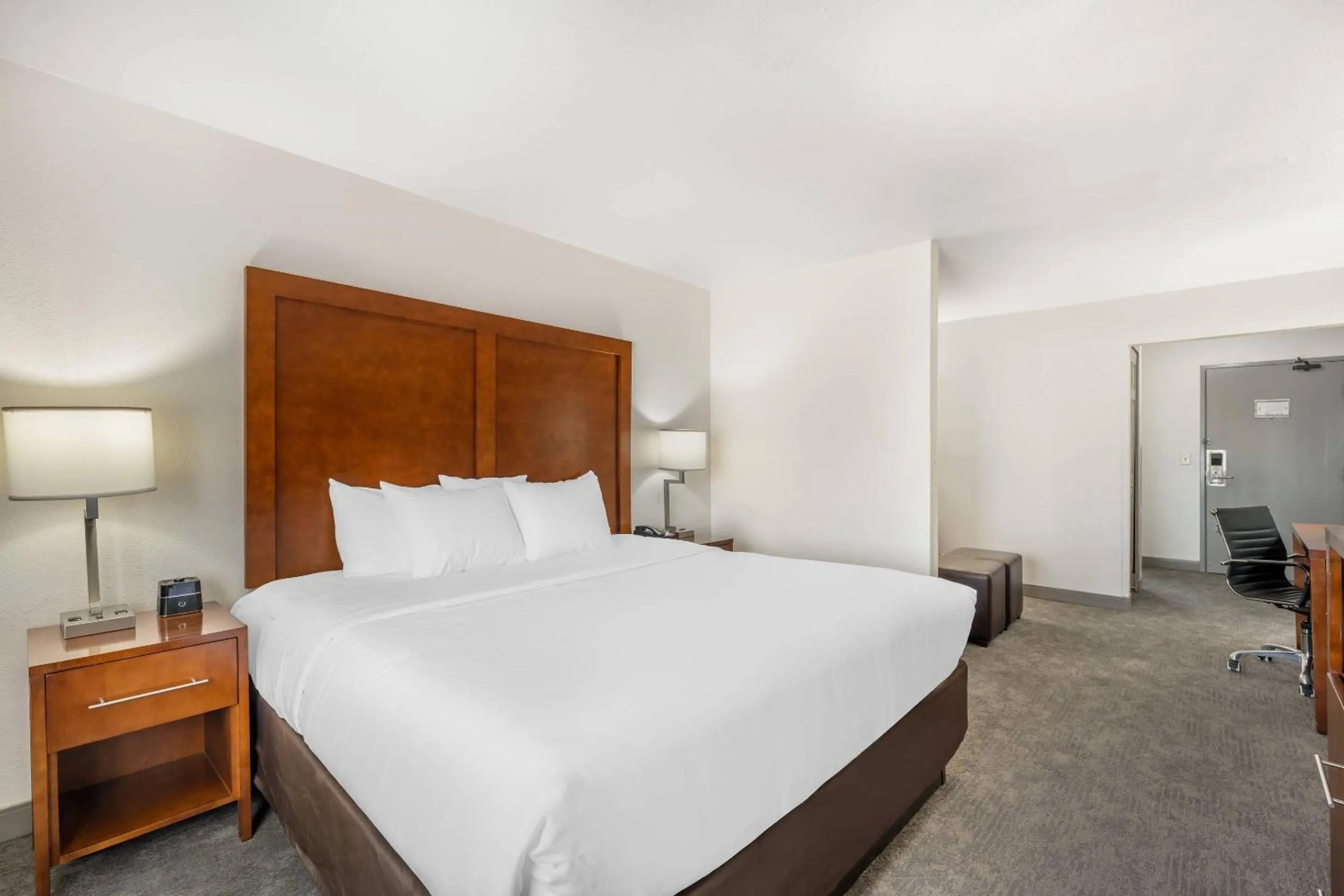 Bedroom, Bed in Comfort Suites Omaha Northwest