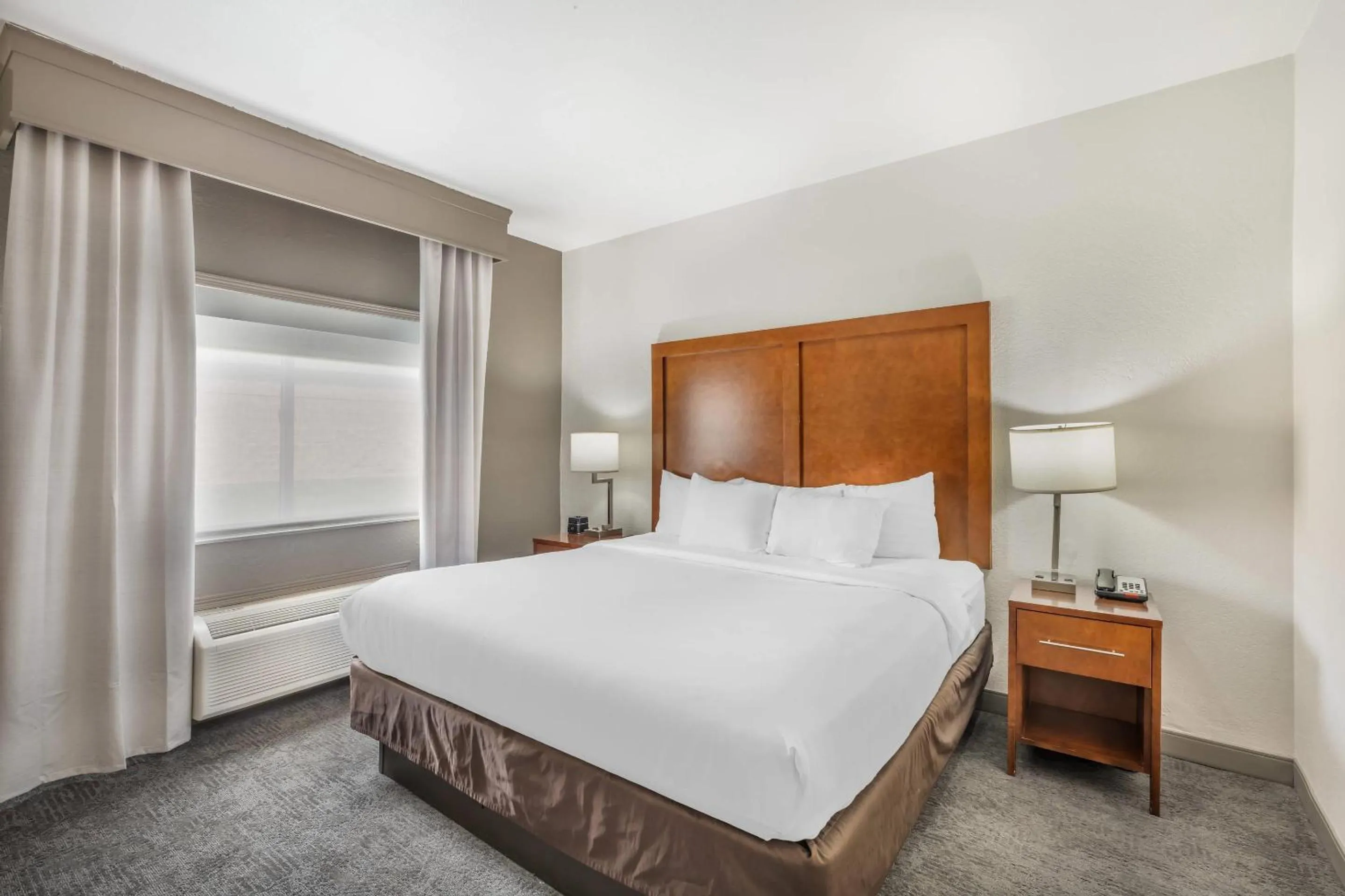 Bedroom, Bed in Comfort Suites Omaha Northwest