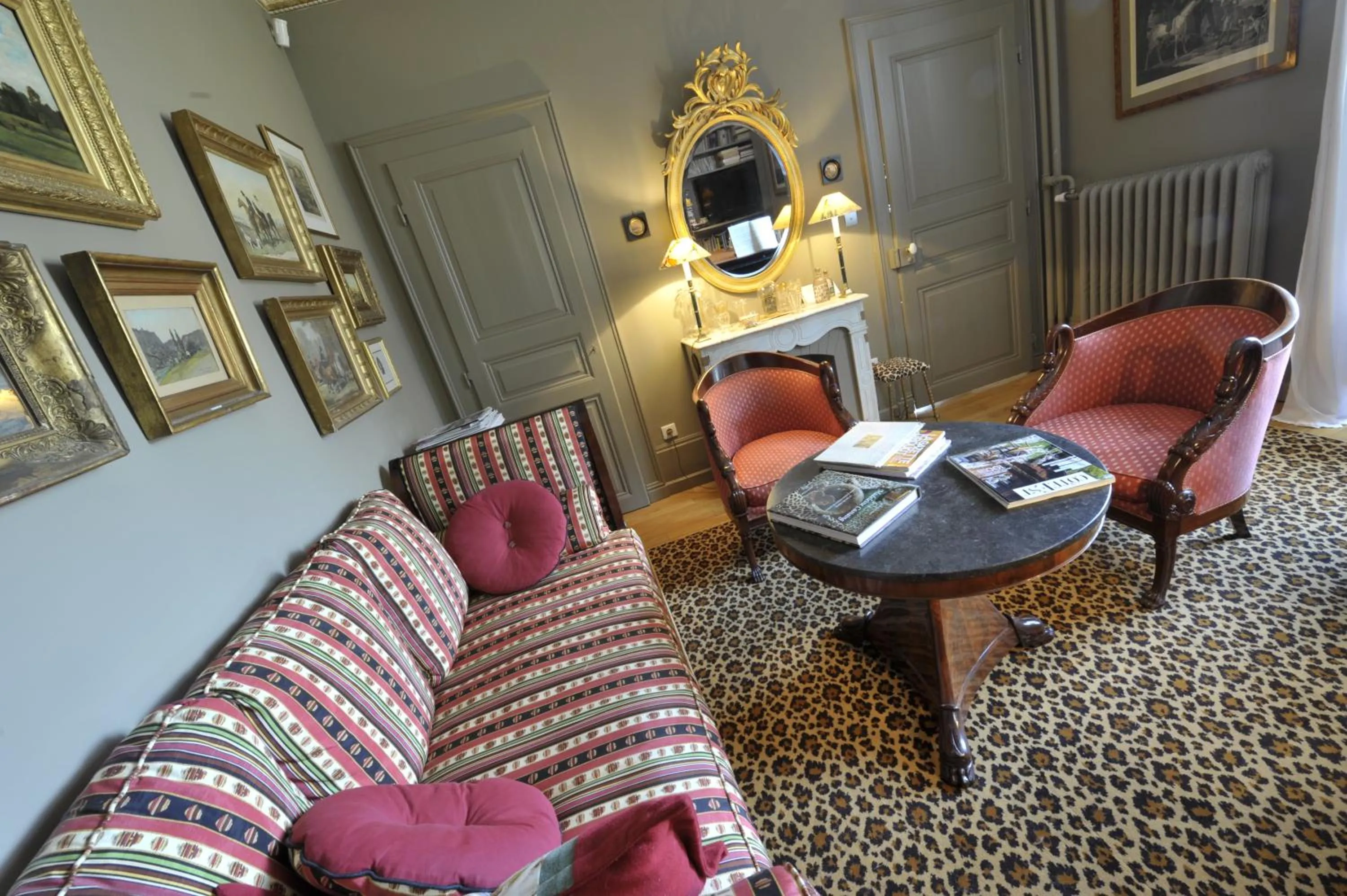 Library in La Maison D'hôtes du Parc