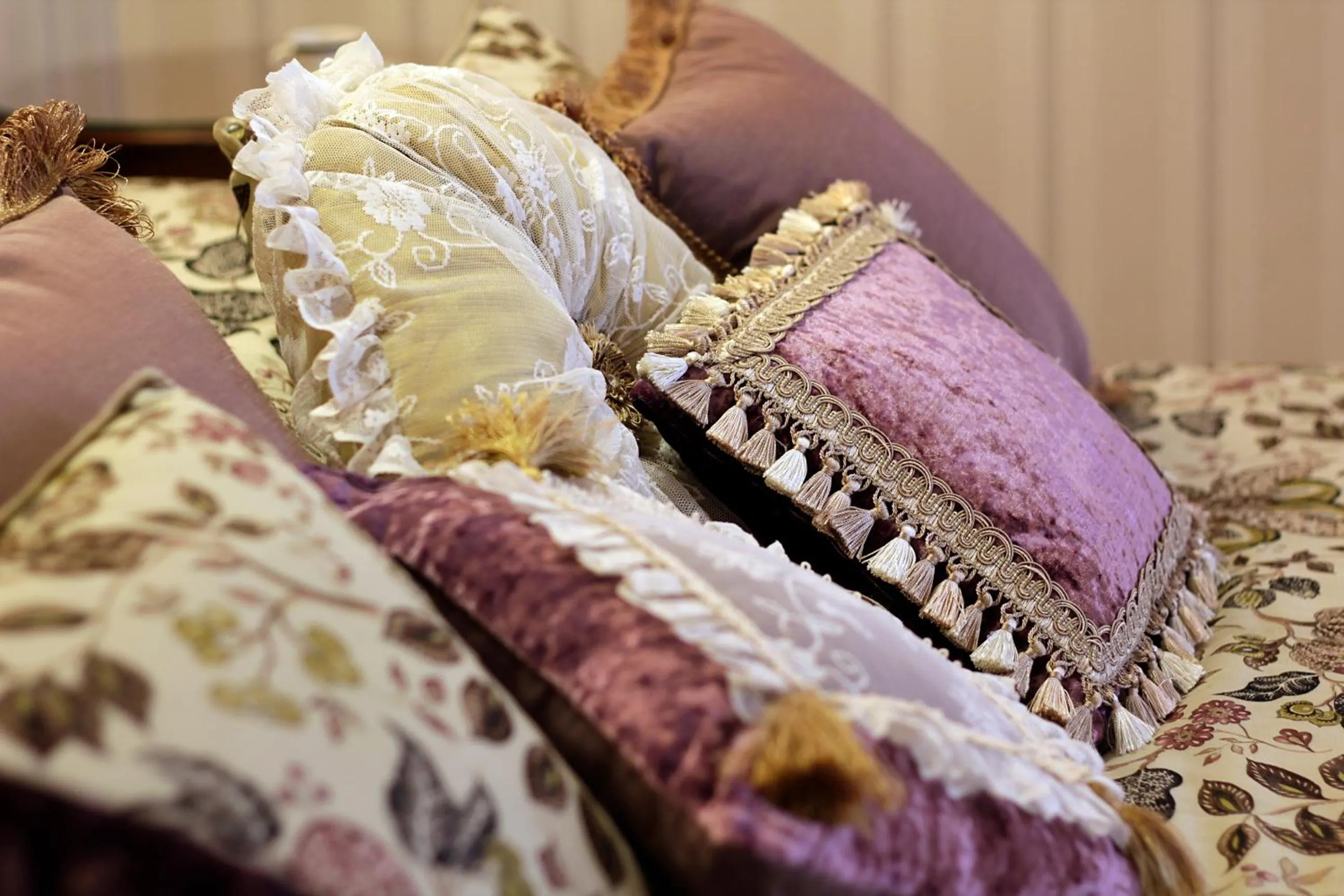 Facade/entrance, Bed in Swiss Hotel