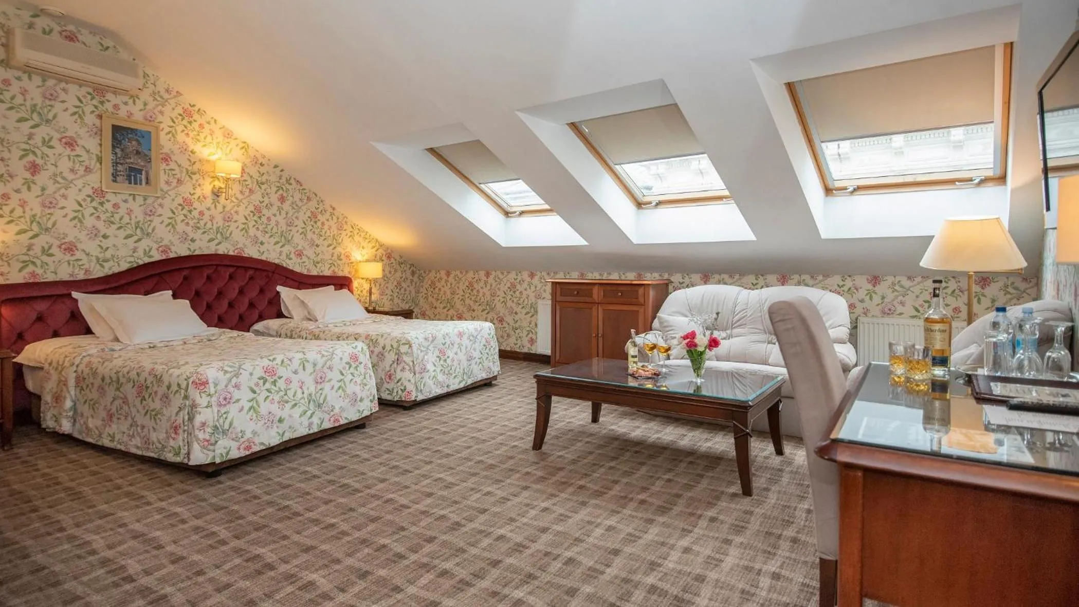 Photo of the whole room, Bed in Swiss Hotel