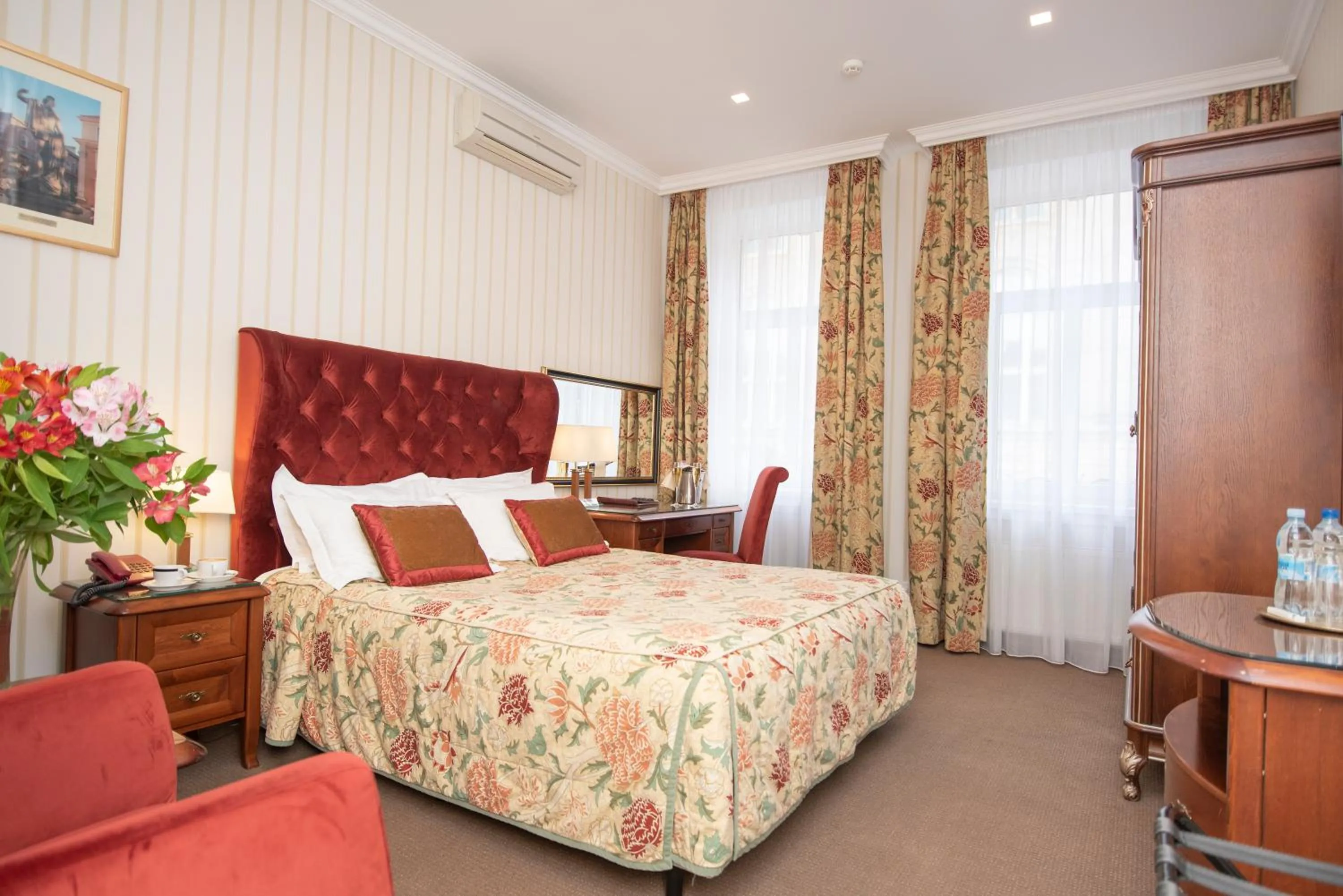 Photo of the whole room, Bed in Swiss Hotel