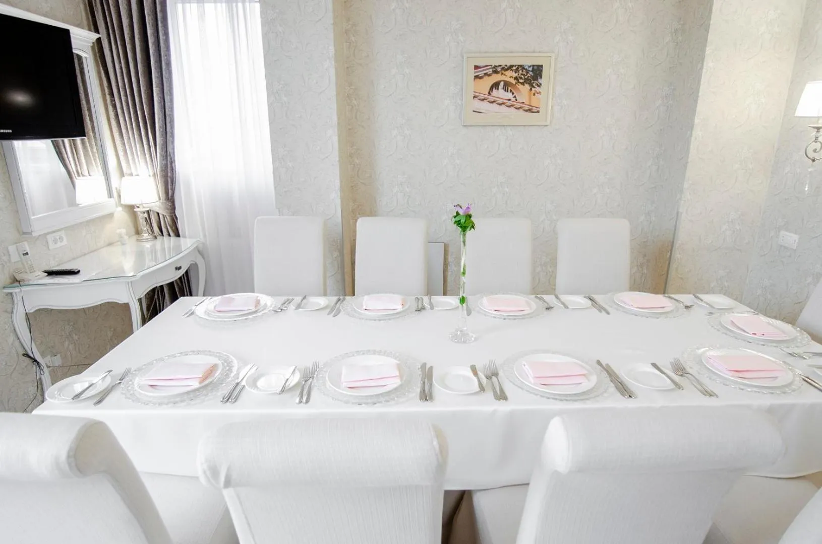 Restaurant/places to eat in Swiss Hotel