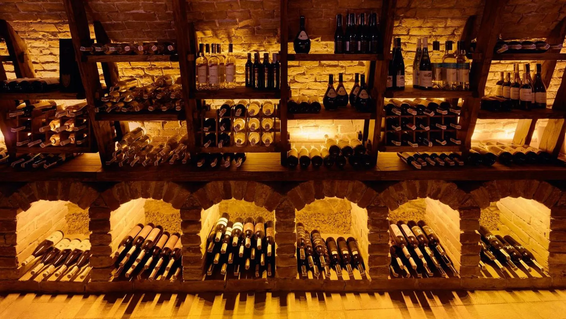 Restaurant/places to eat in Swiss Hotel