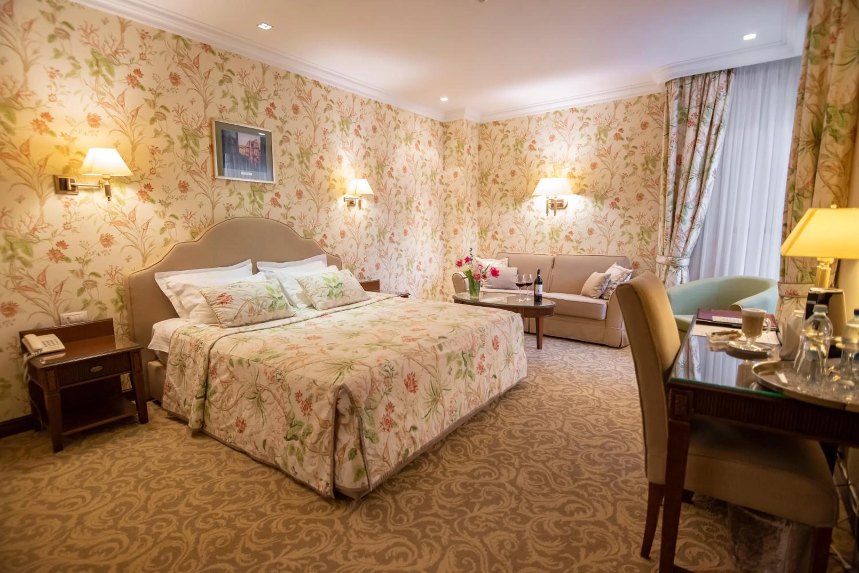 Photo of the whole room, Bed in Swiss Hotel