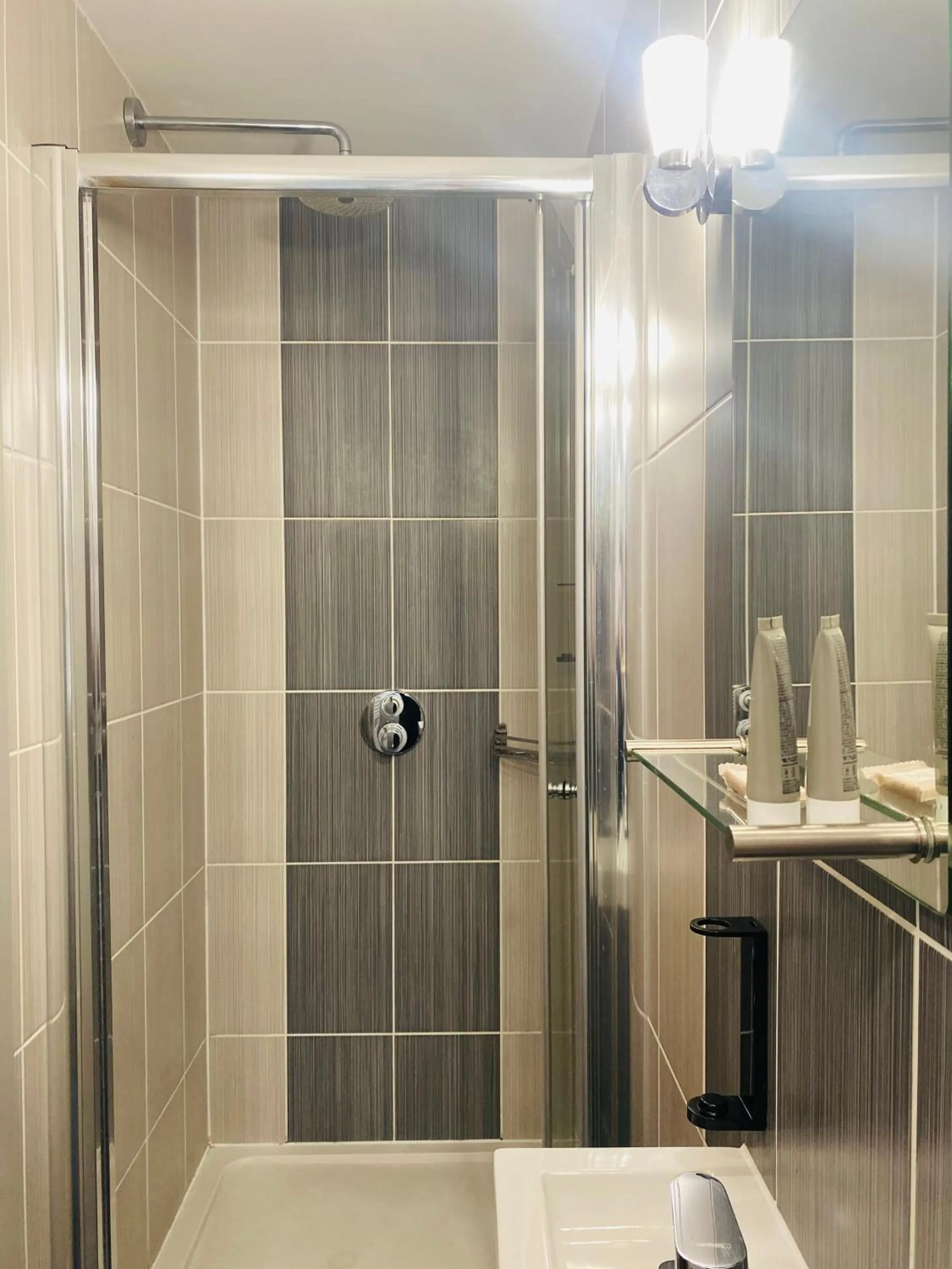 Shower in The Suffolk Hotel