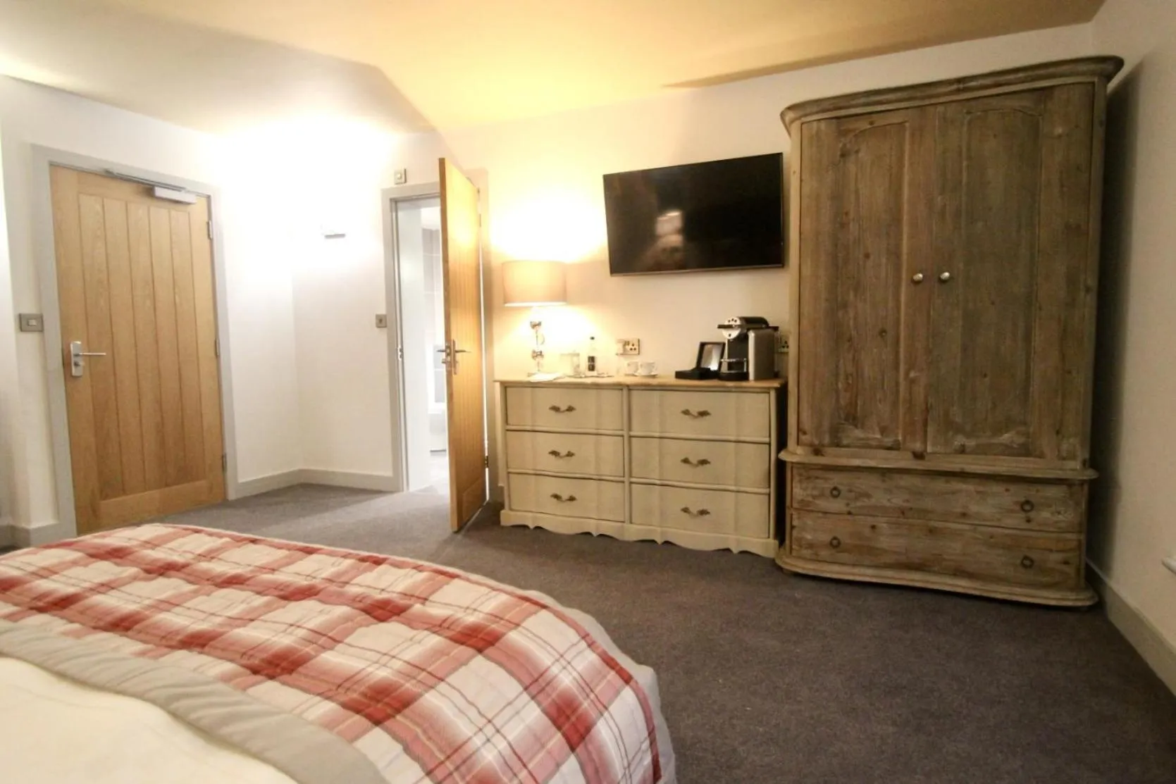 Bedroom, Bed in The Suffolk Hotel