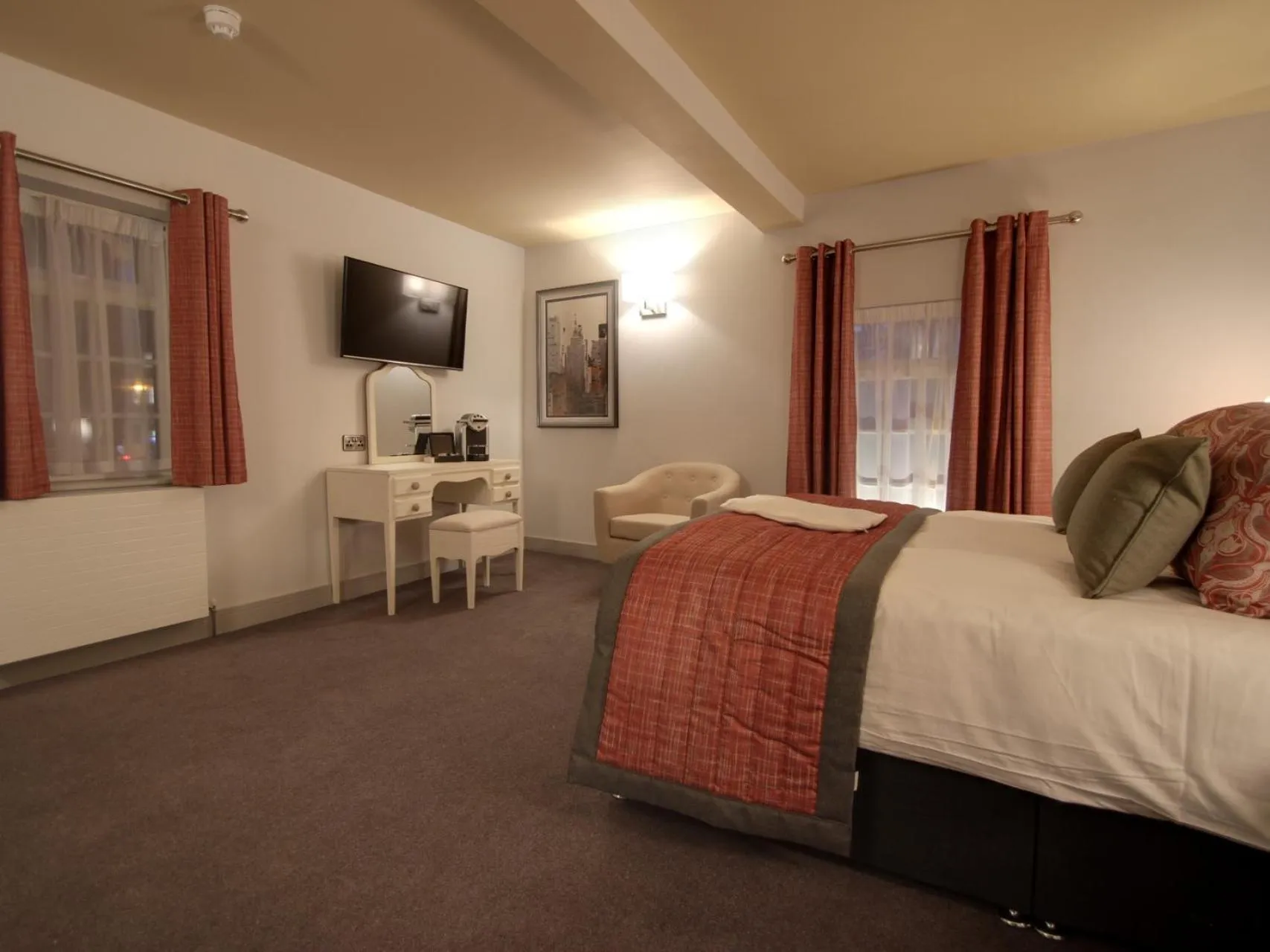 Bedroom, Bed in The Suffolk Hotel