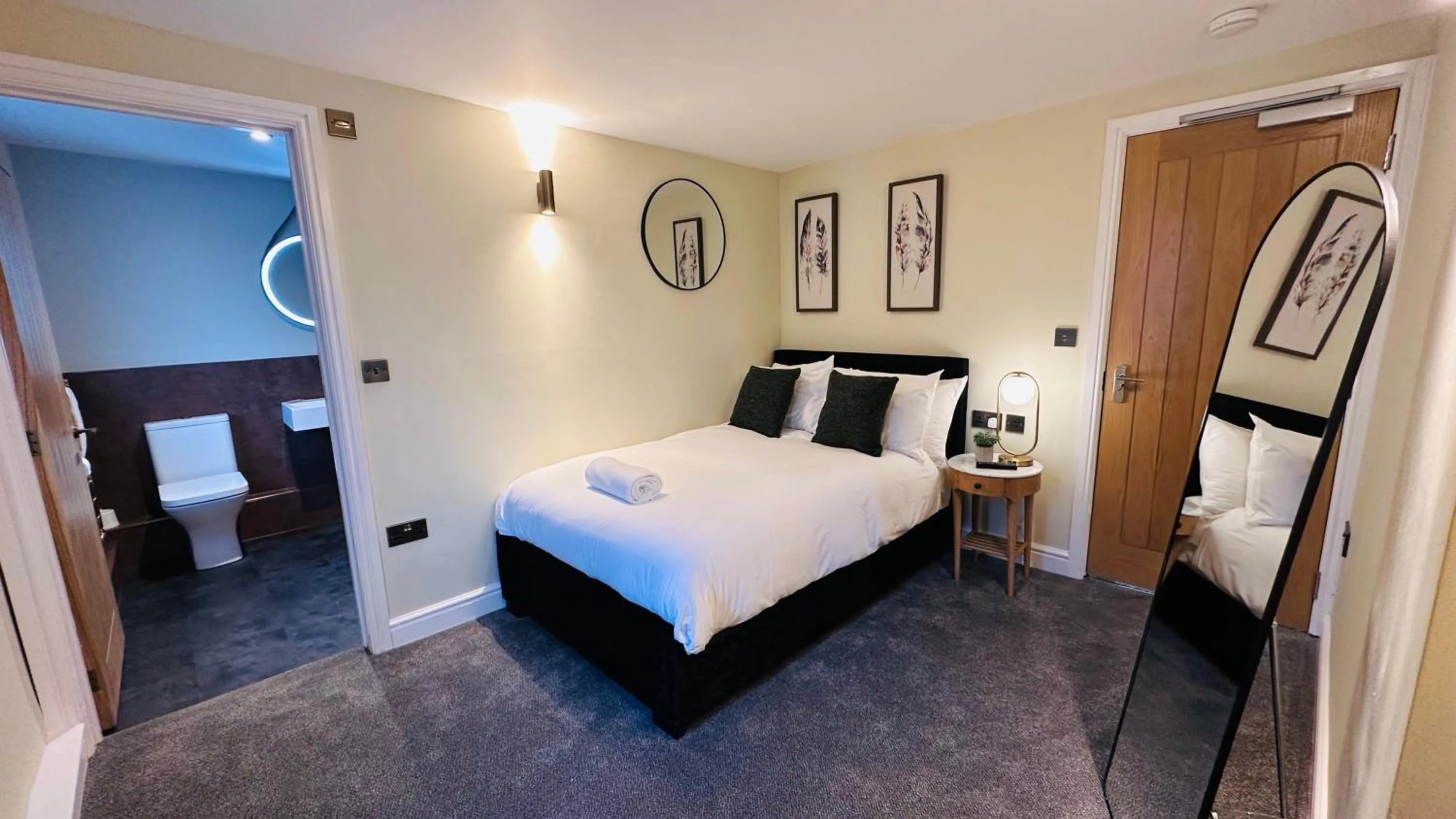 Photo of the whole room, Bed in The Suffolk Hotel