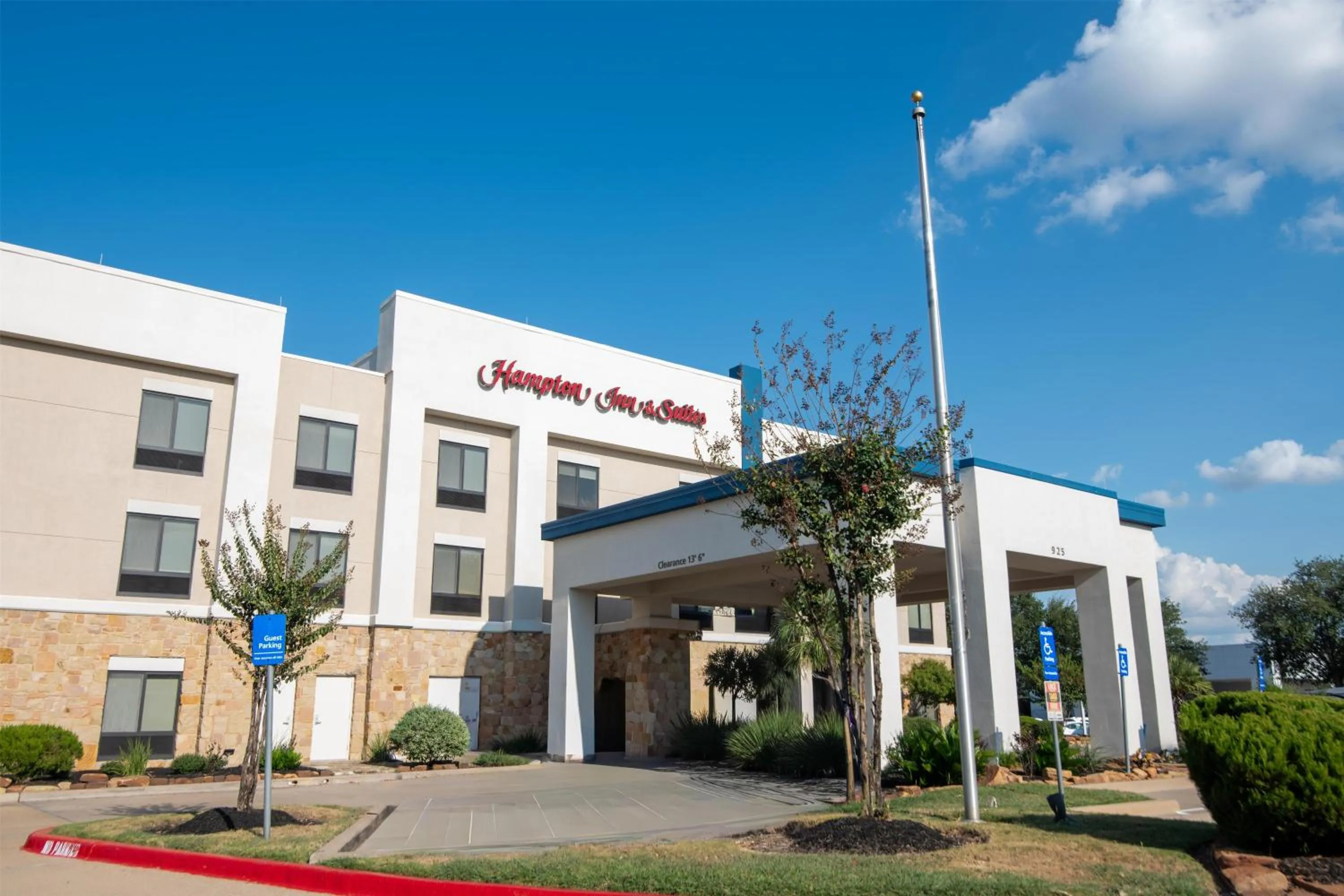 Property building in Hampton Inn & Suites College Station