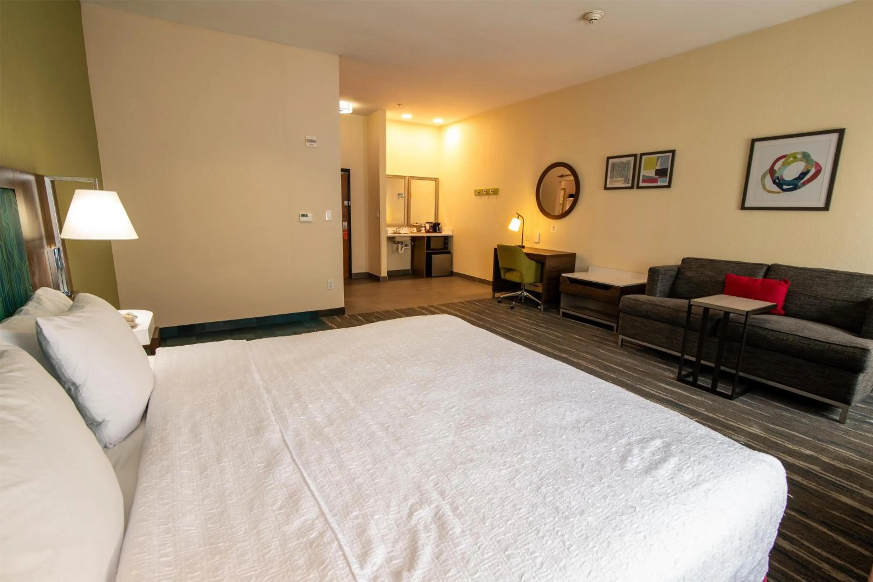 Living room, Bed in Hampton Inn & Suites College Station