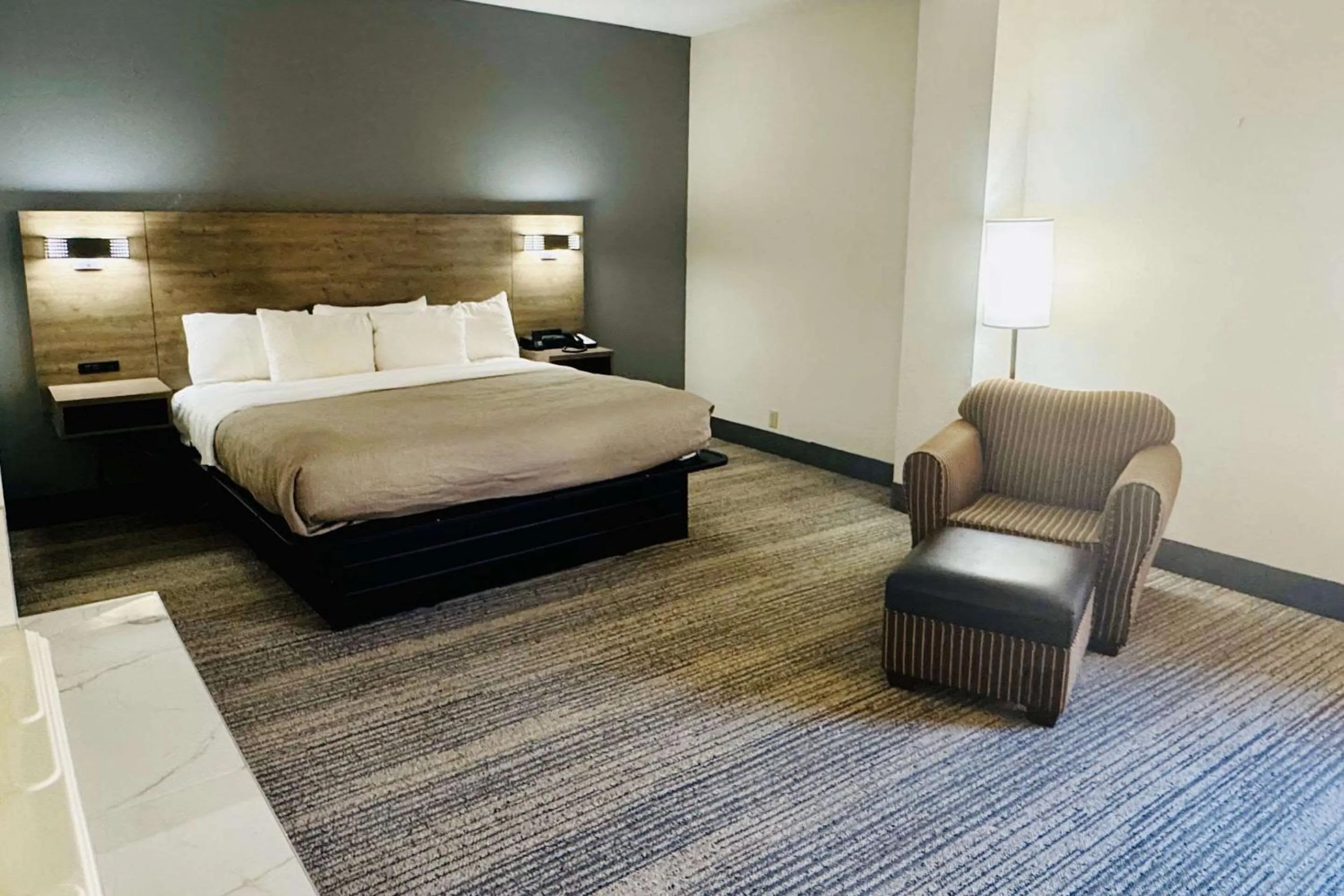 Bedroom, Bed in Quality Inn Danville - University Area