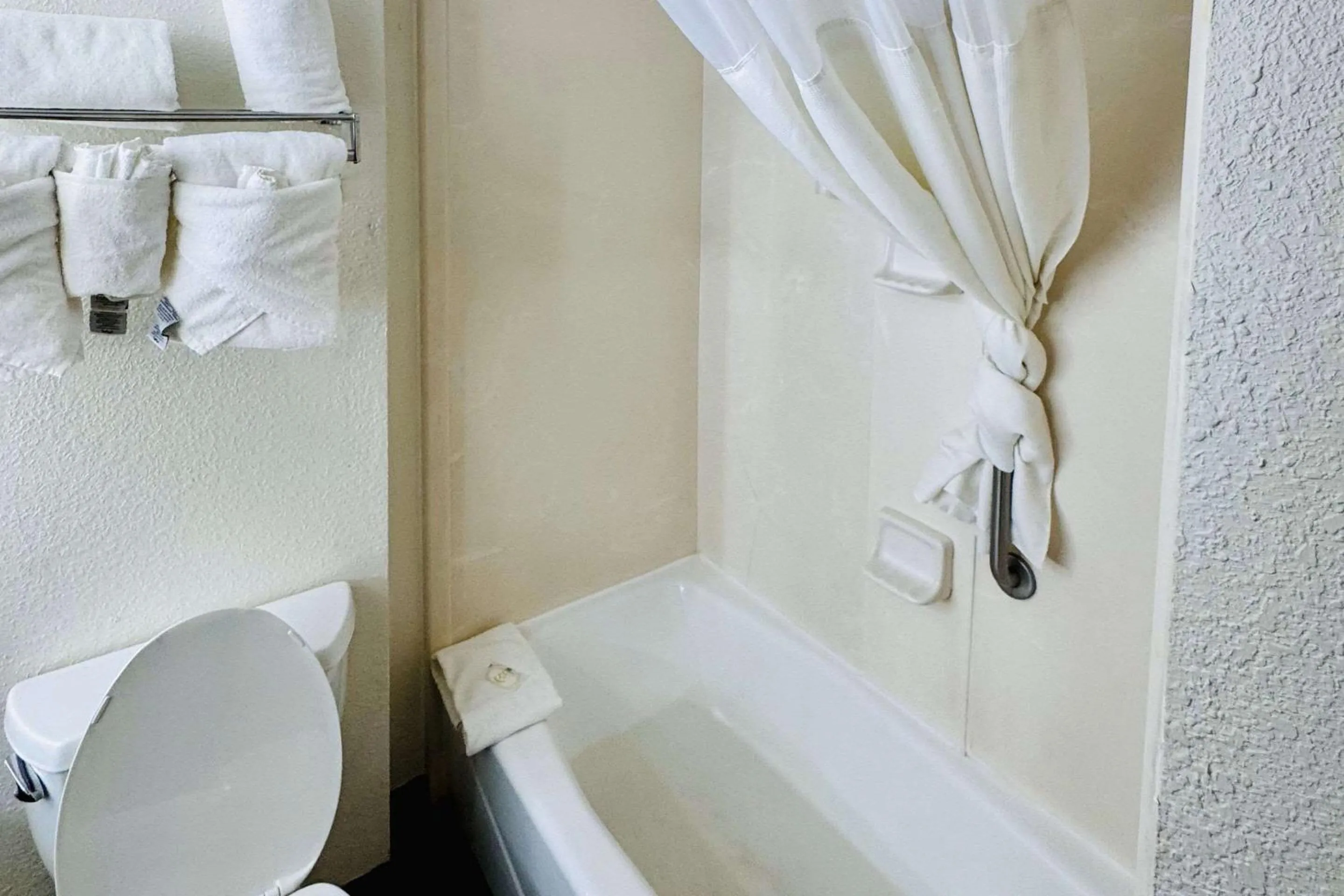 Bedroom in Quality Inn Danville - University Area