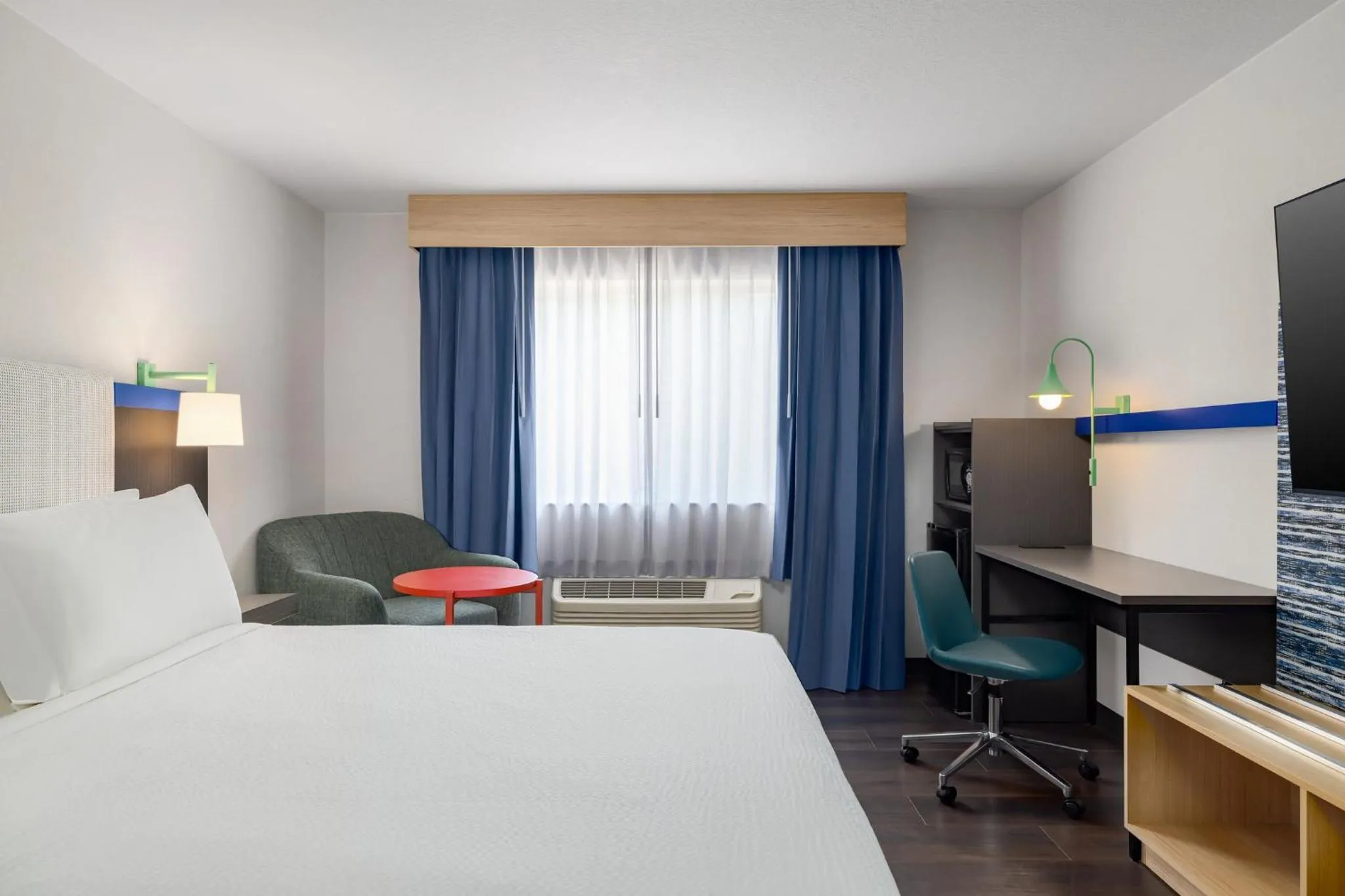 Photo of the whole room, Bed in Garner Hotel Boise Airport by IHG