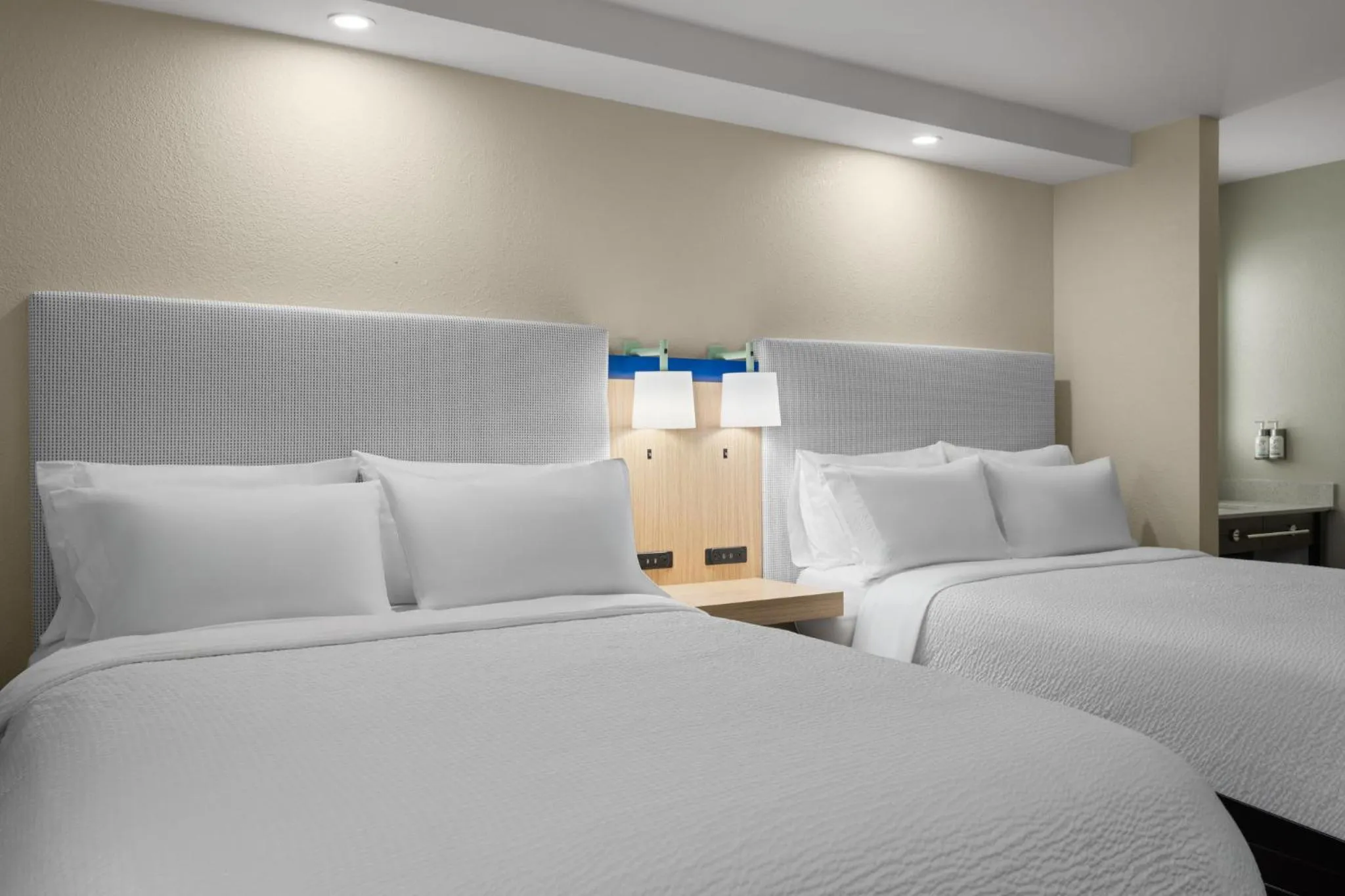 Photo of the whole room, Bed in Garner Hotel Boise Airport by IHG