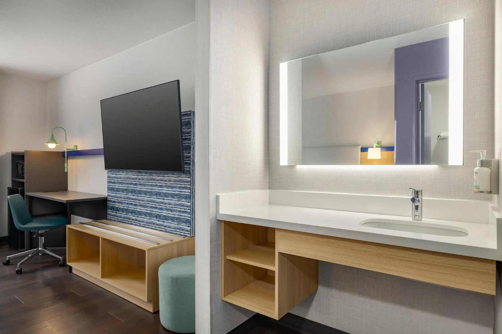 Photo of the whole room in Garner Hotel Boise Airport by IHG