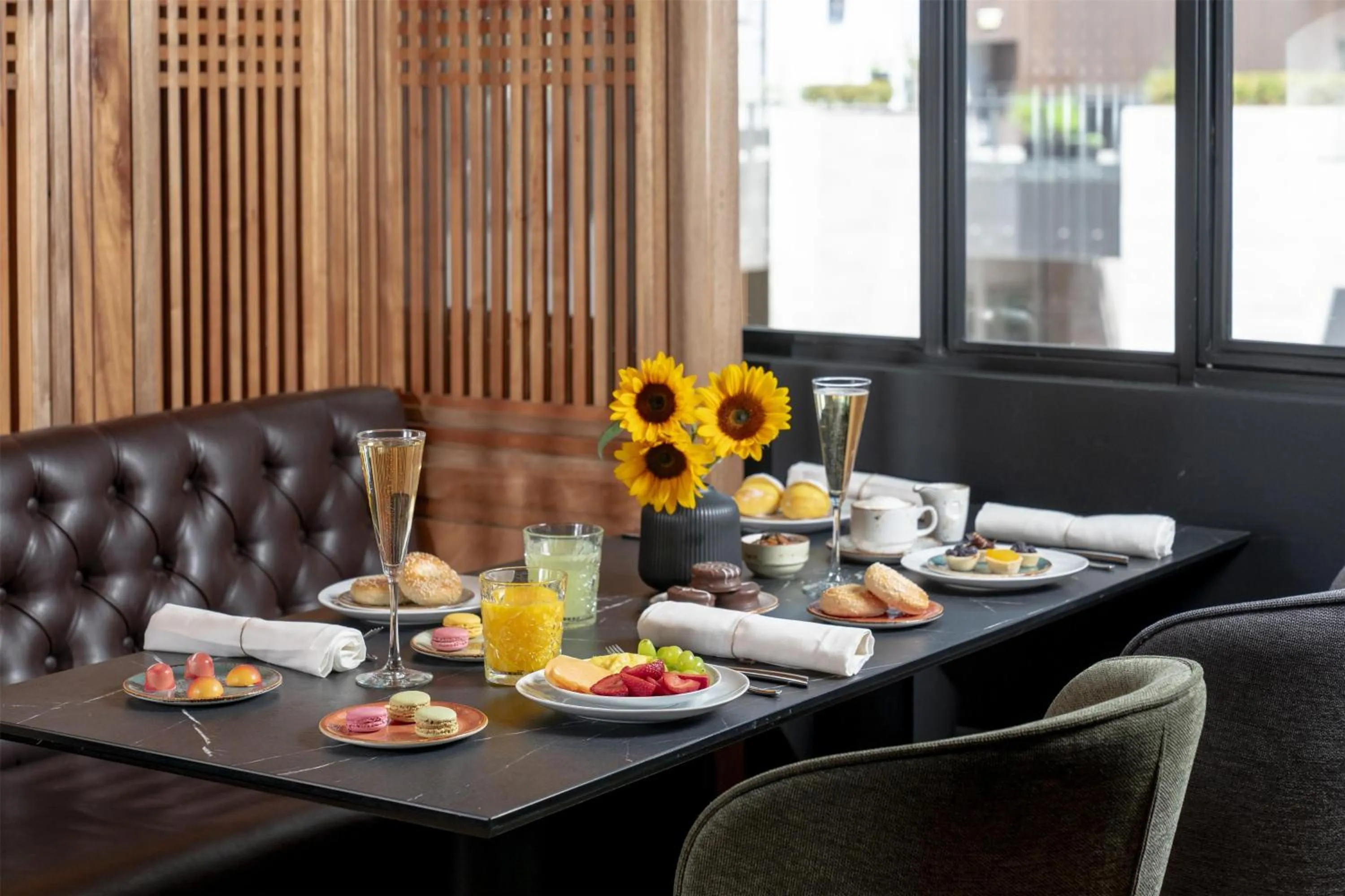 Restaurant/places to eat in NH Collection Santiago Casacostanera