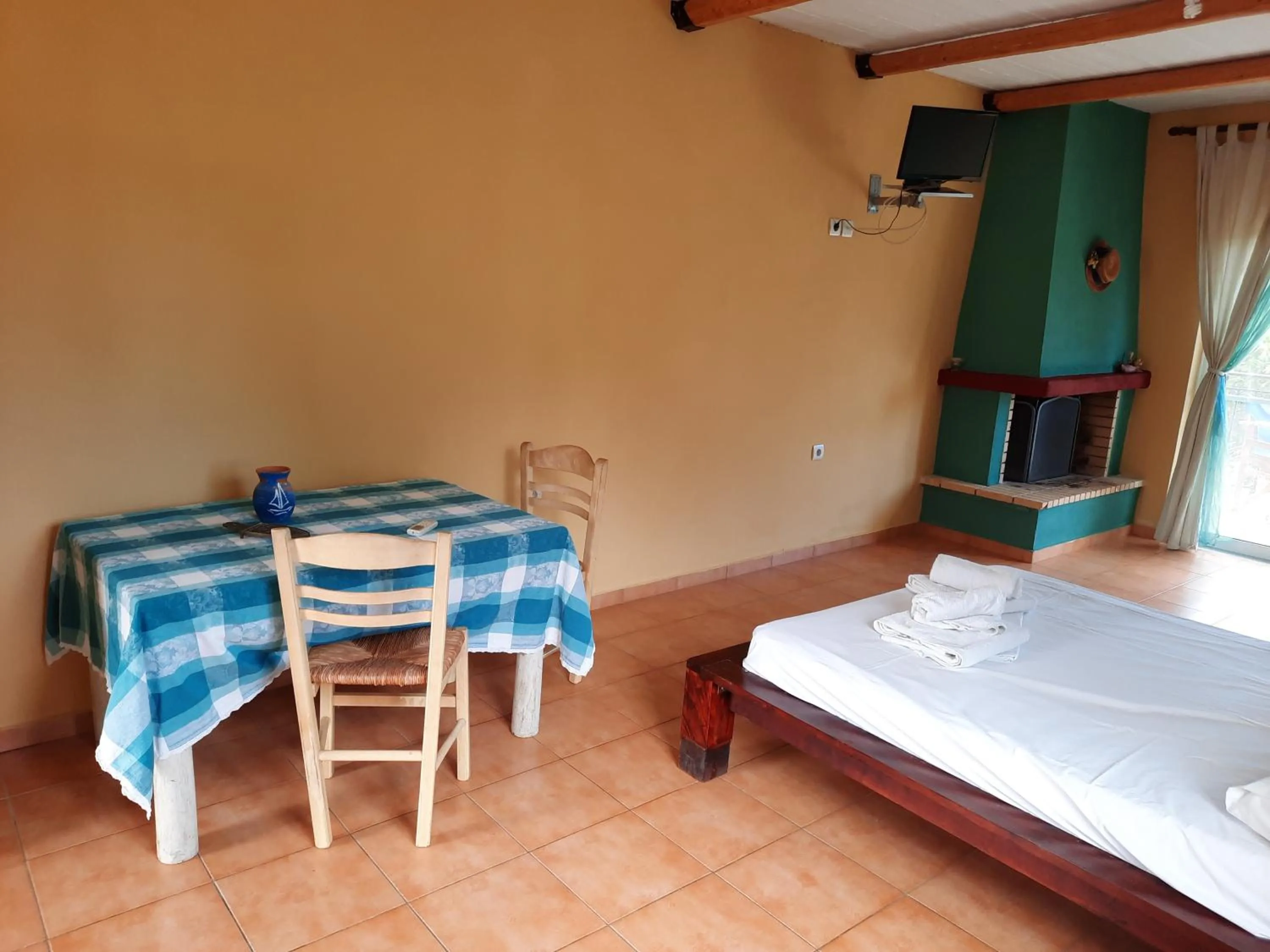 Photo of the whole room, Bed in O Xenonas Ton Mylon