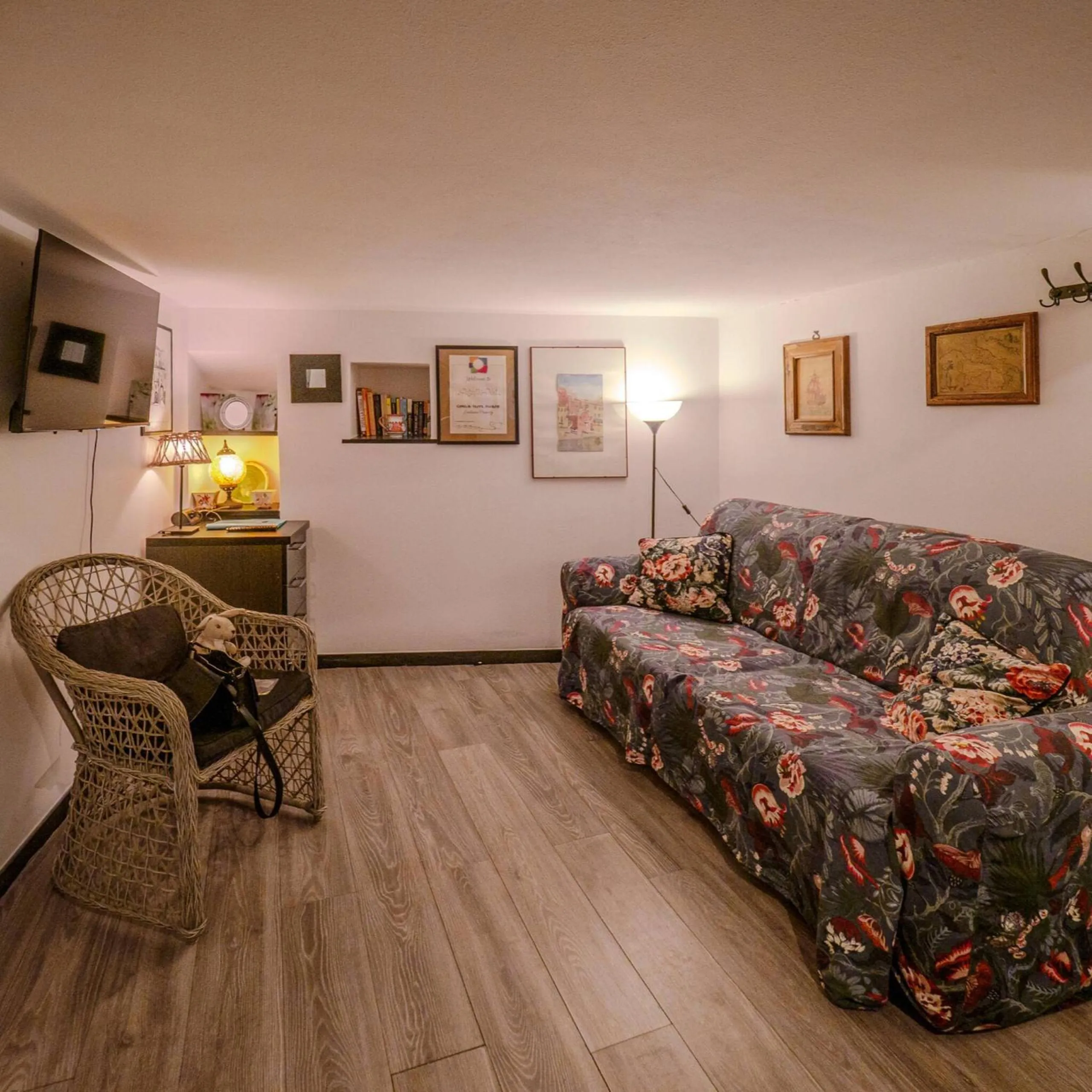 Communal lounge/ TV room in Petrella's Point Studio with AC