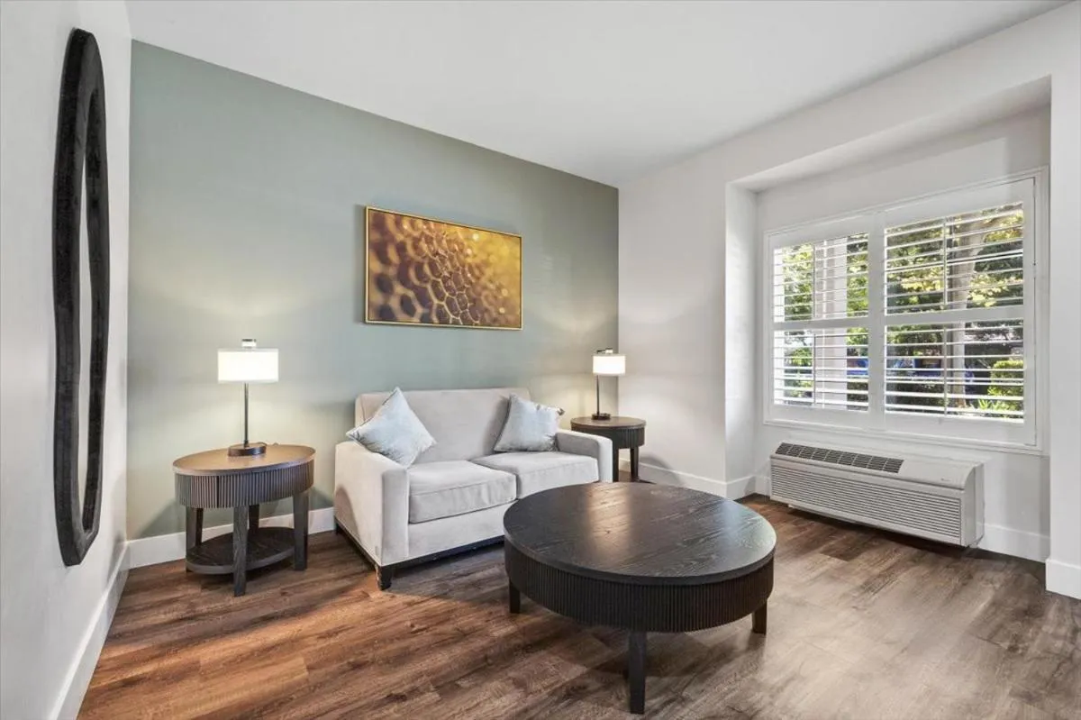 Living room in University Park Inn & Suites, an Ascend Collection Hotel