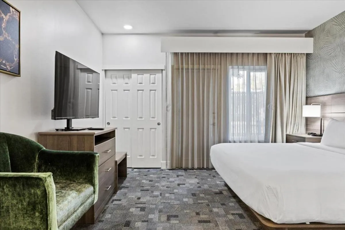 Bedroom, Bed in University Park Inn & Suites, an Ascend Collection Hotel