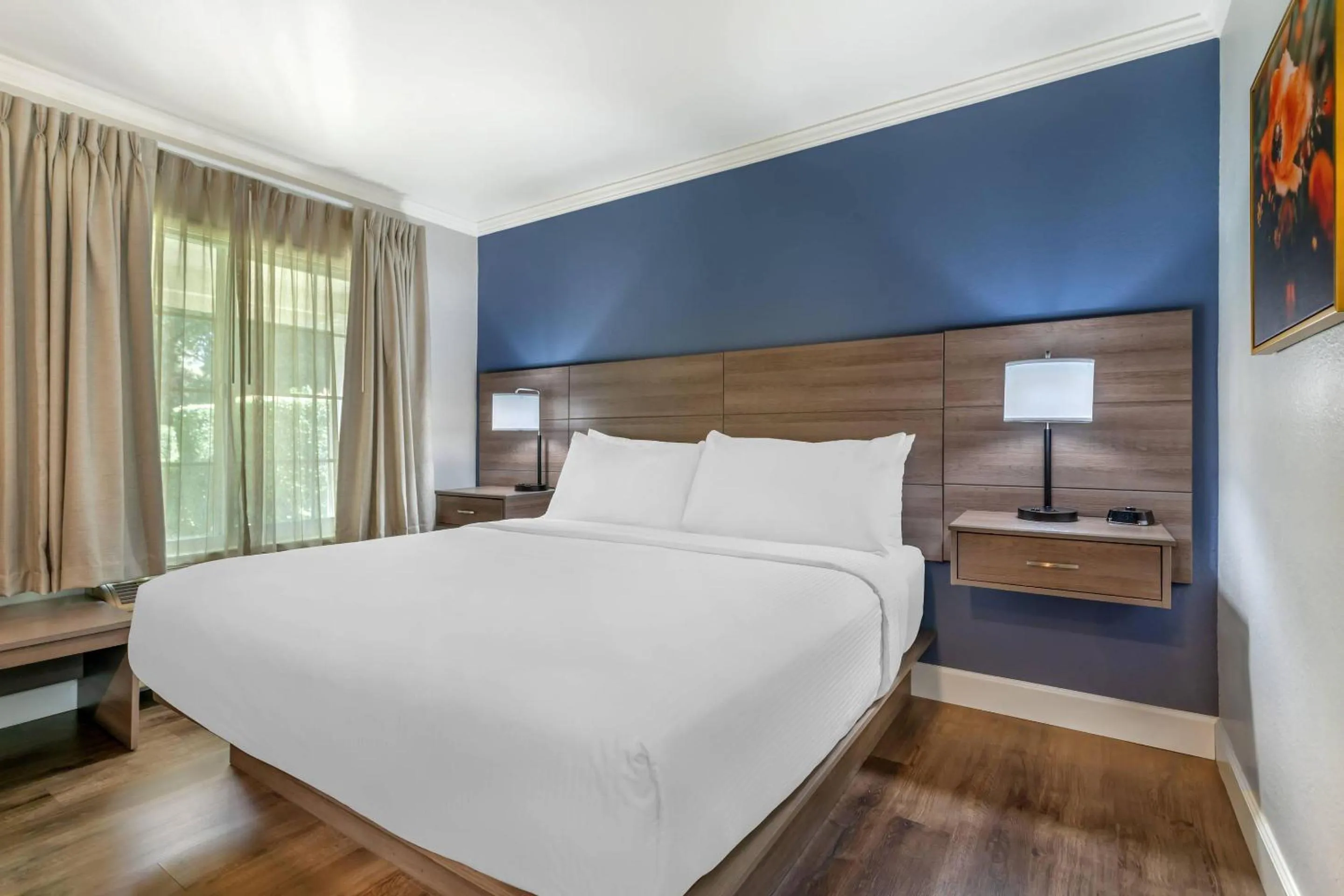 Bedroom, Bed in University Park Inn & Suites, an Ascend Collection Hotel