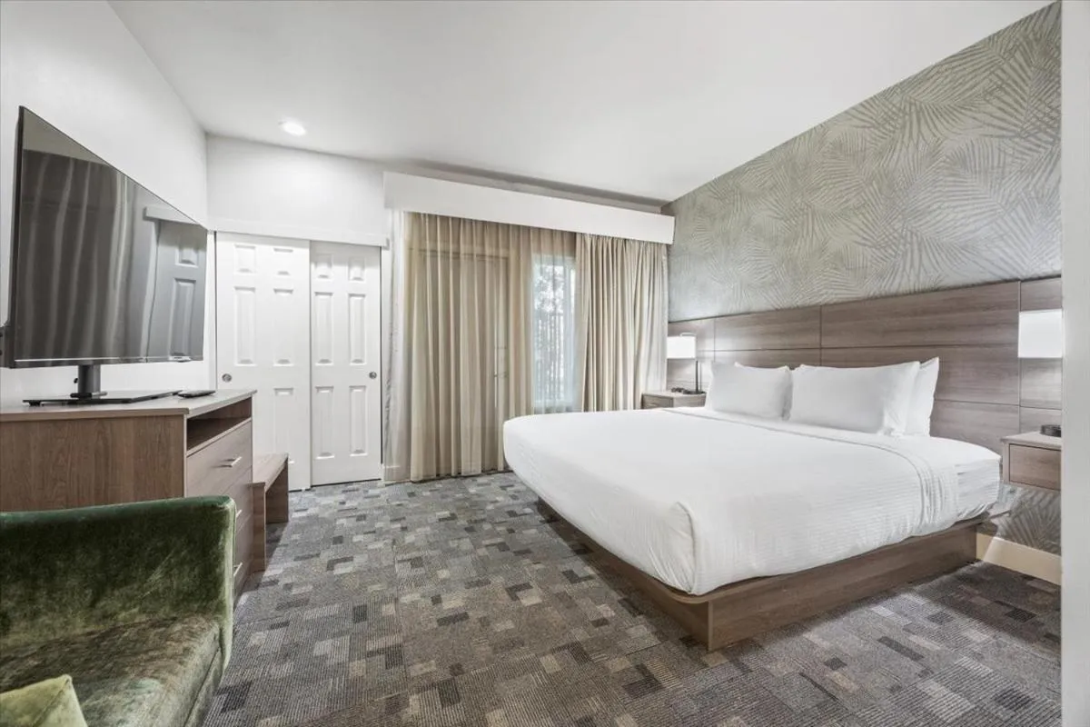 Bedroom, Bed in University Park Inn & Suites, an Ascend Collection Hotel