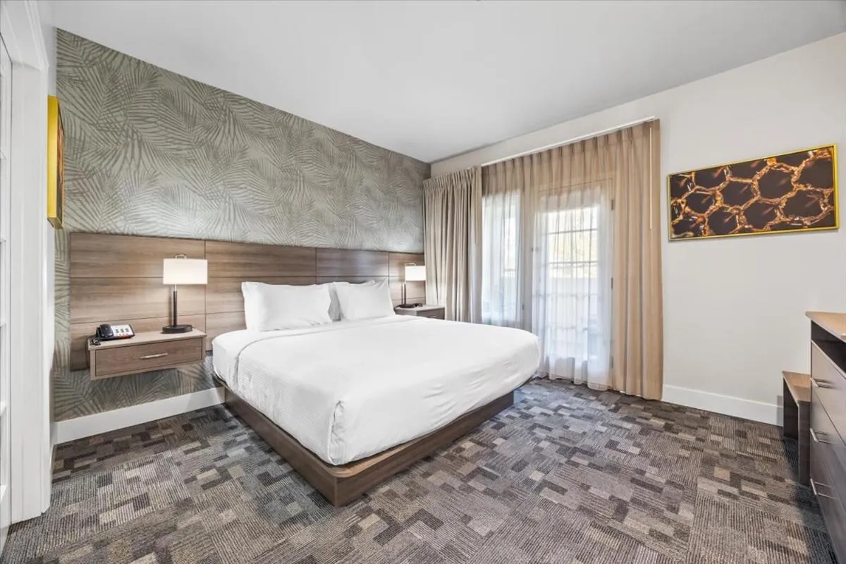 Bedroom, Bed in University Park Inn & Suites, an Ascend Collection Hotel