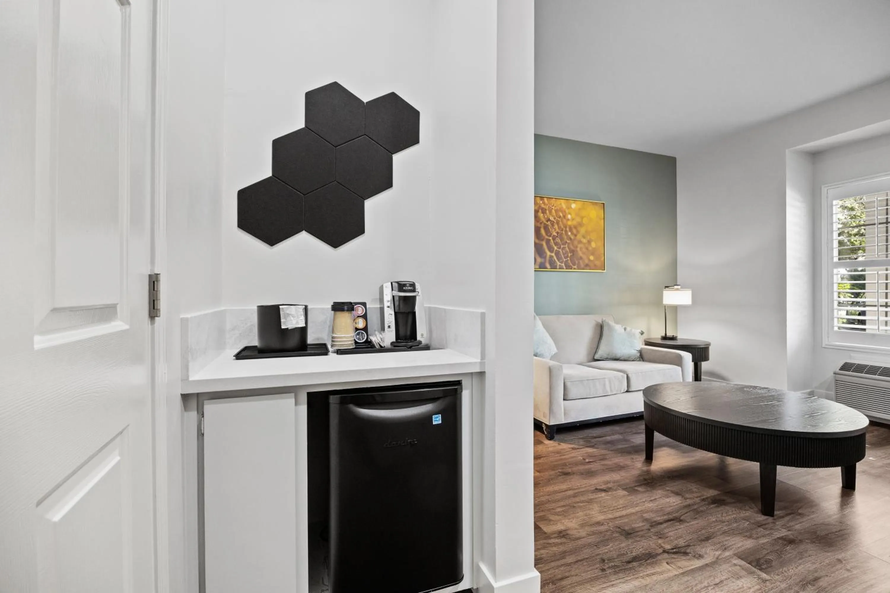 Coffee/tea facilities in University Park Inn & Suites, an Ascend Collection Hotel