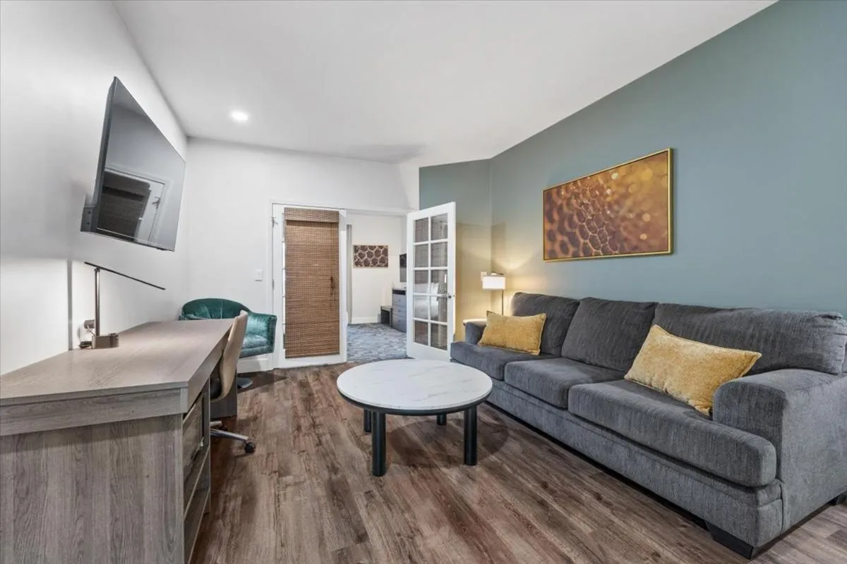 Living room in University Park Inn & Suites, an Ascend Collection Hotel