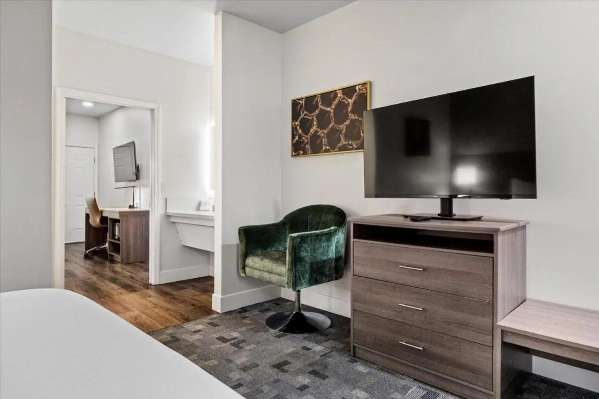 Bedroom, Bed in University Park Inn & Suites, an Ascend Collection Hotel