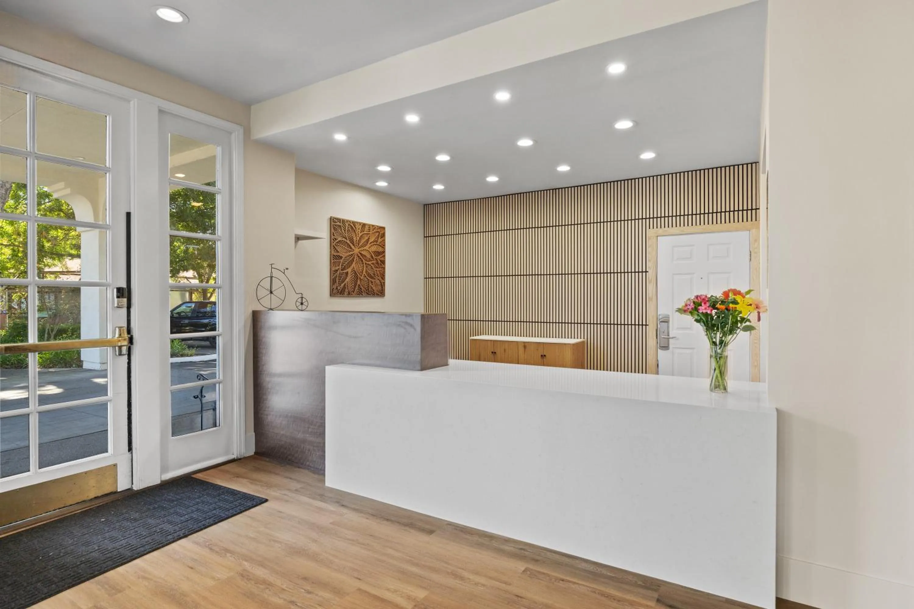 Lobby or reception in University Park Inn & Suites, an Ascend Collection Hotel