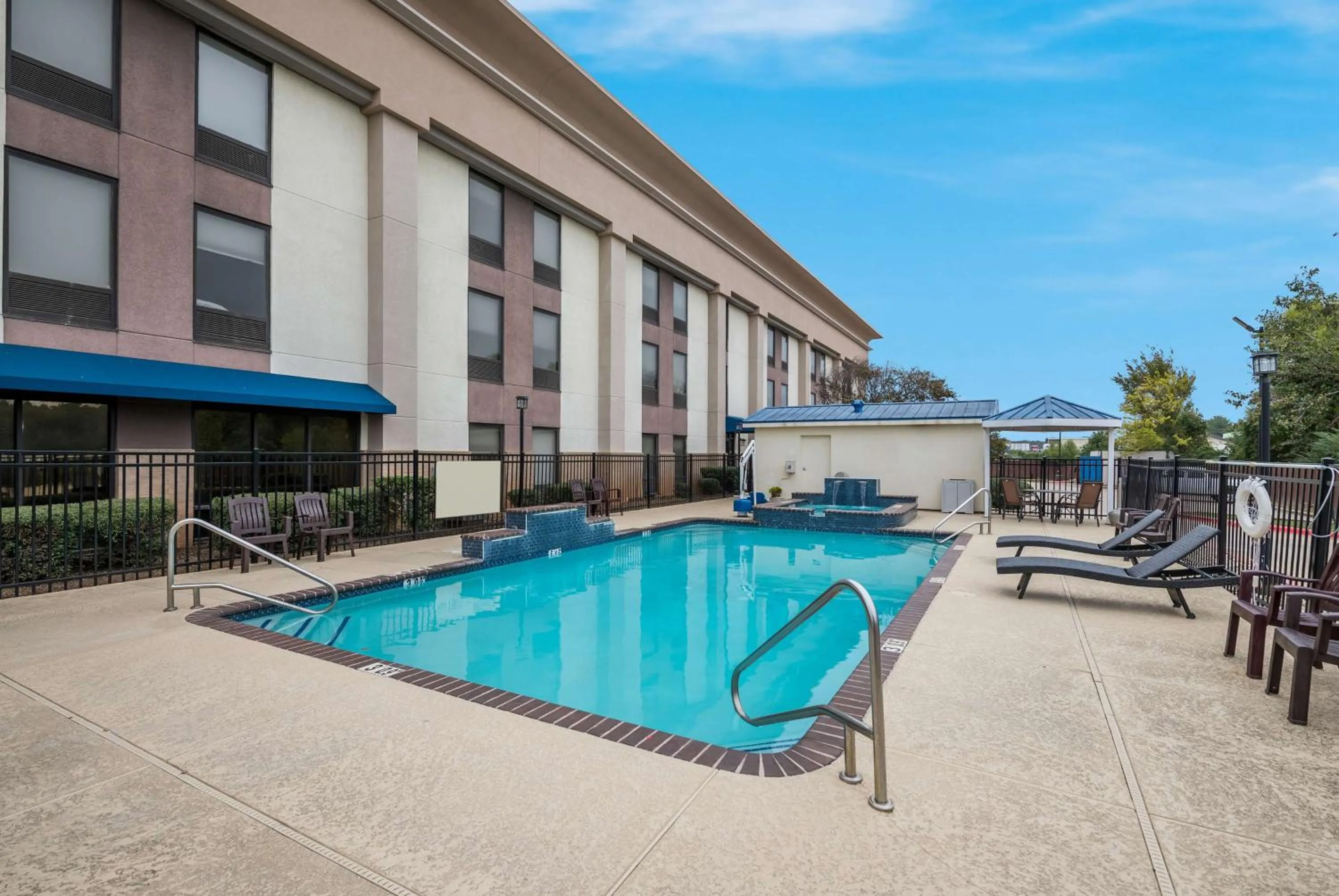 Pool view in Hampton Inn Marshall