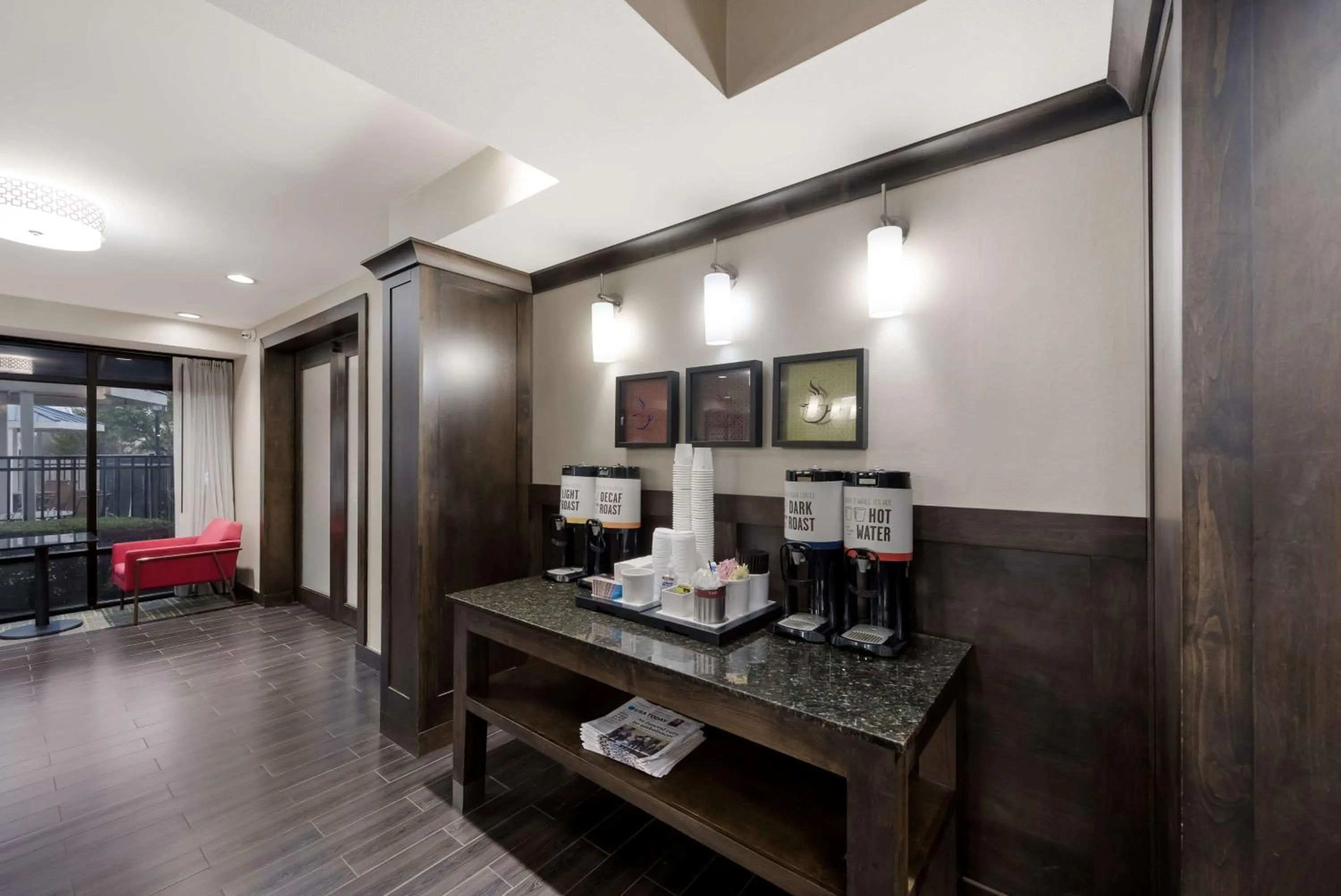 Dining area in Hampton Inn Marshall