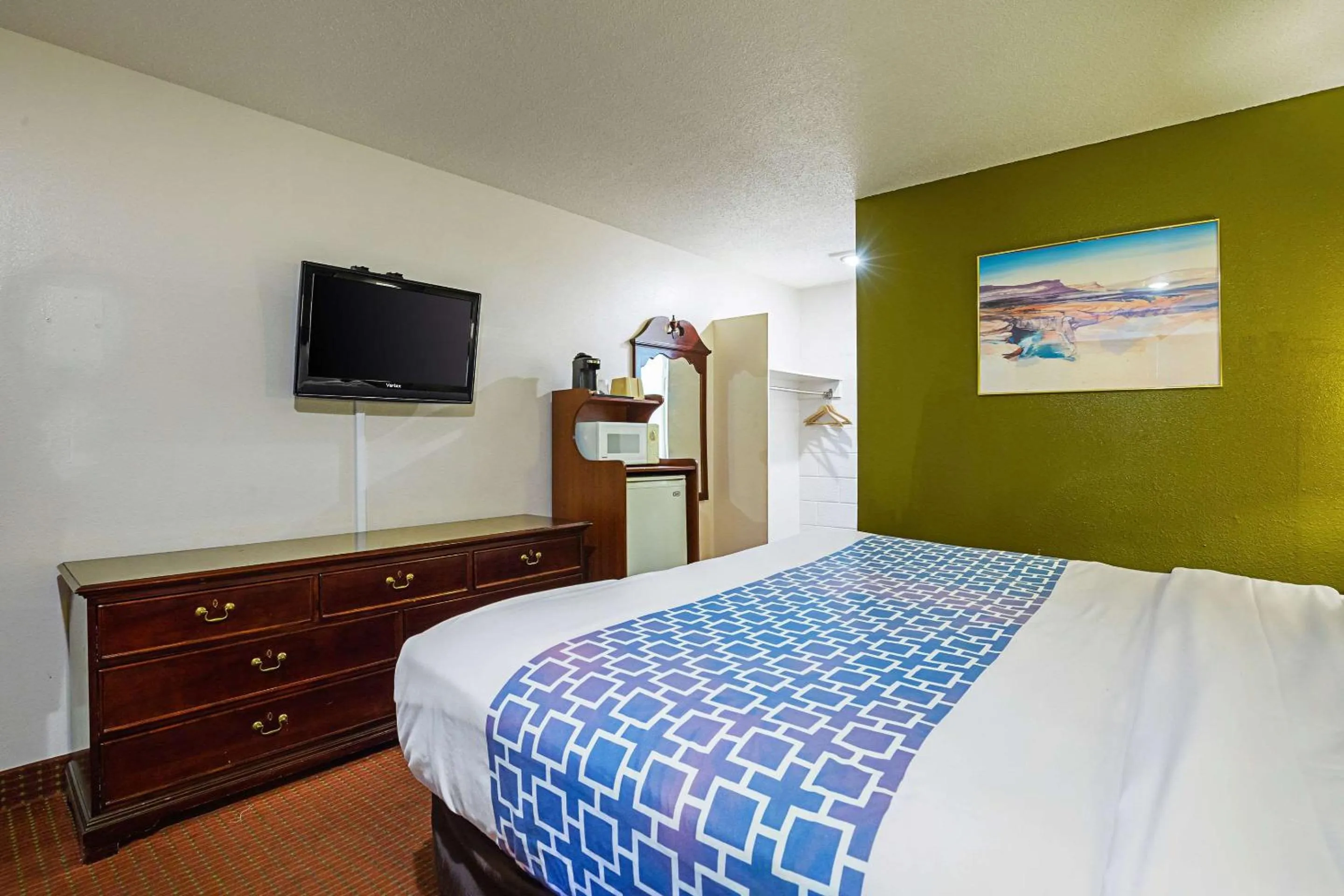 Photo of the whole room, TV/Entertainment Center in Rodeway Inn Cedar City