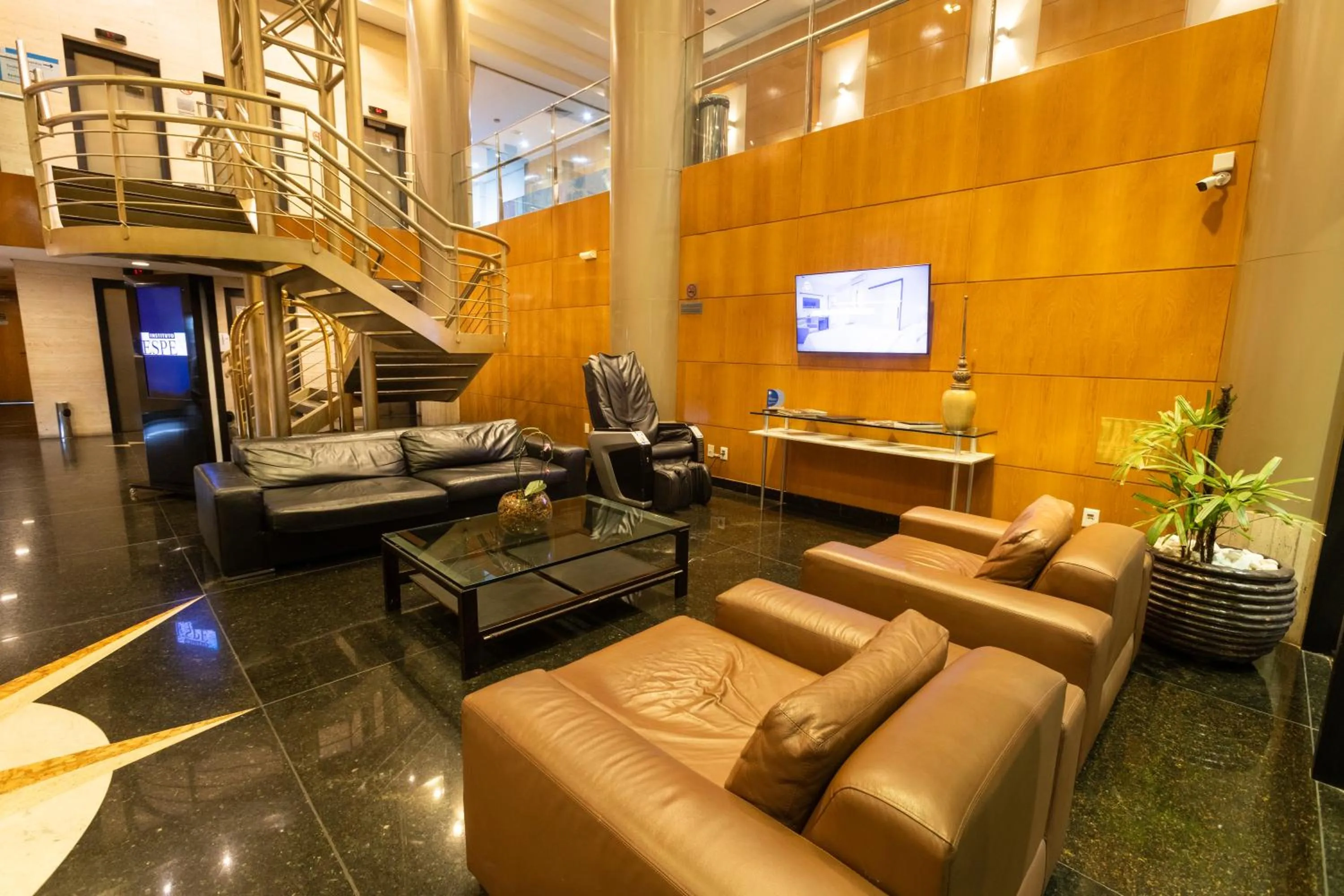 Communal lounge/ TV room in Royal Golden Hotel - Savassi