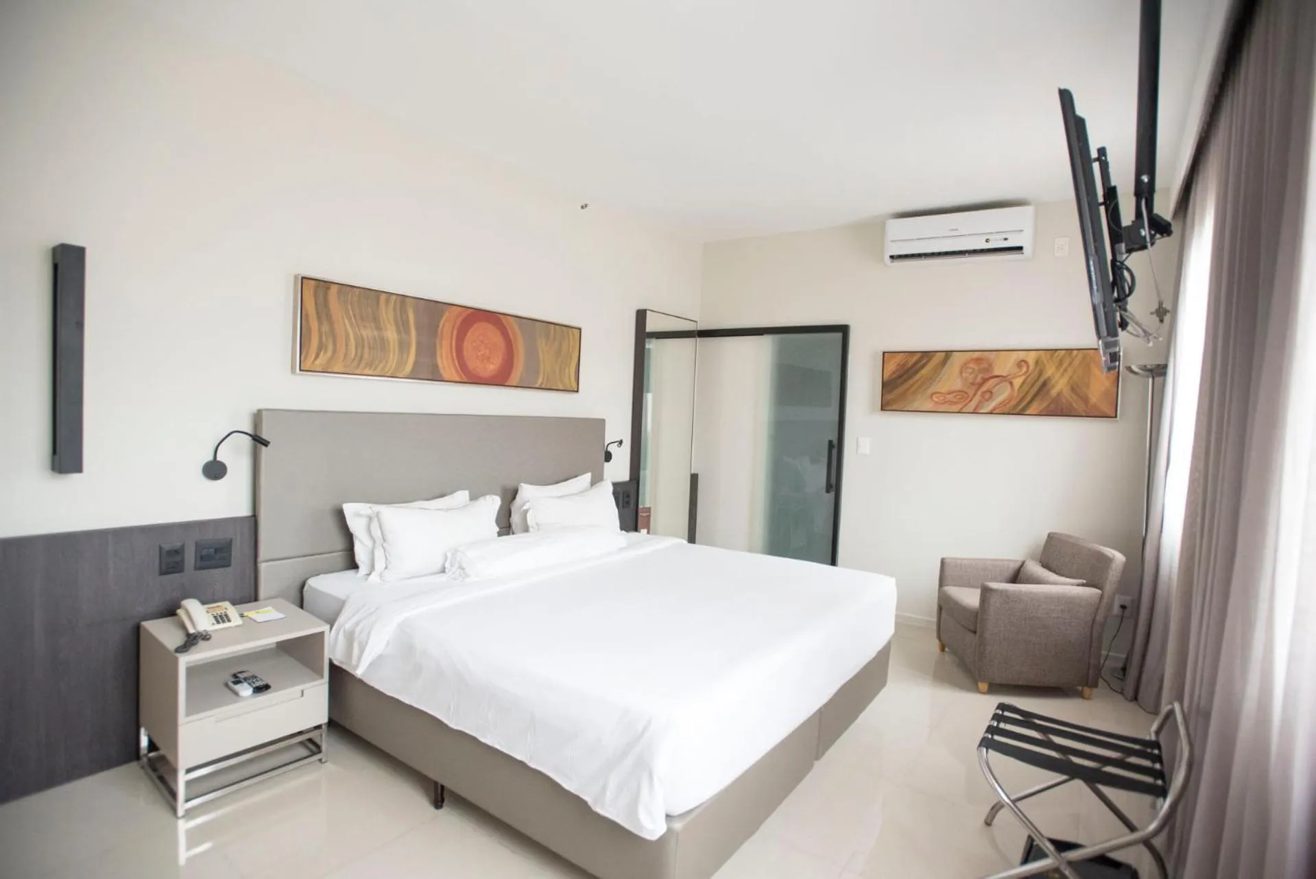 Photo of the whole room, Bed in Royal Collection Savassi