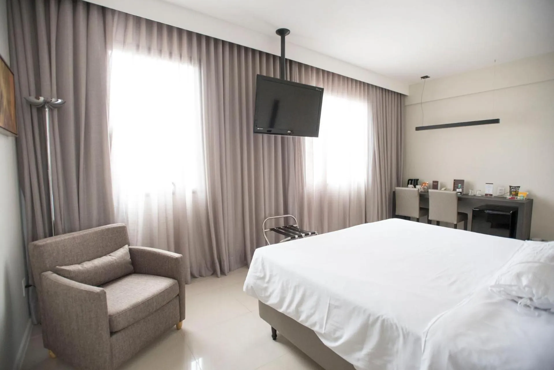 Photo of the whole room, Bed in Royal Collection Savassi