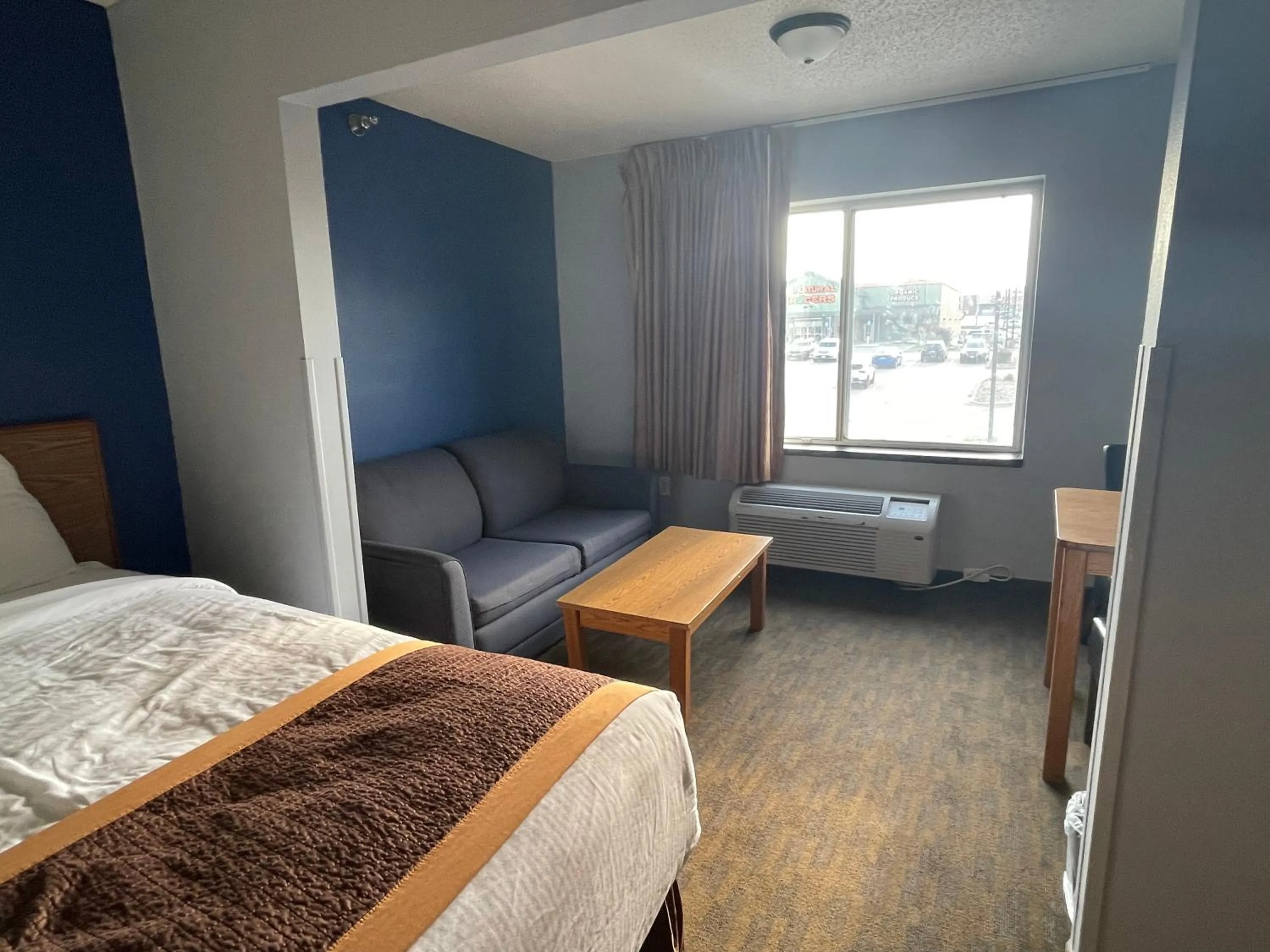 Living room, Bed in New Victorian Inn & Suites Lincoln